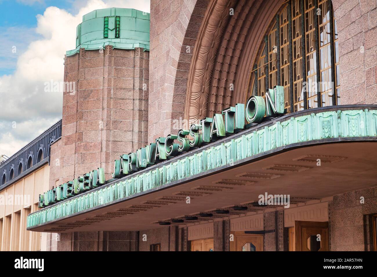 20 septembre 2018 : Helsinki, Finlande, la gare art déco, détail du nom au-dessus de l'entrée. Banque D'Images