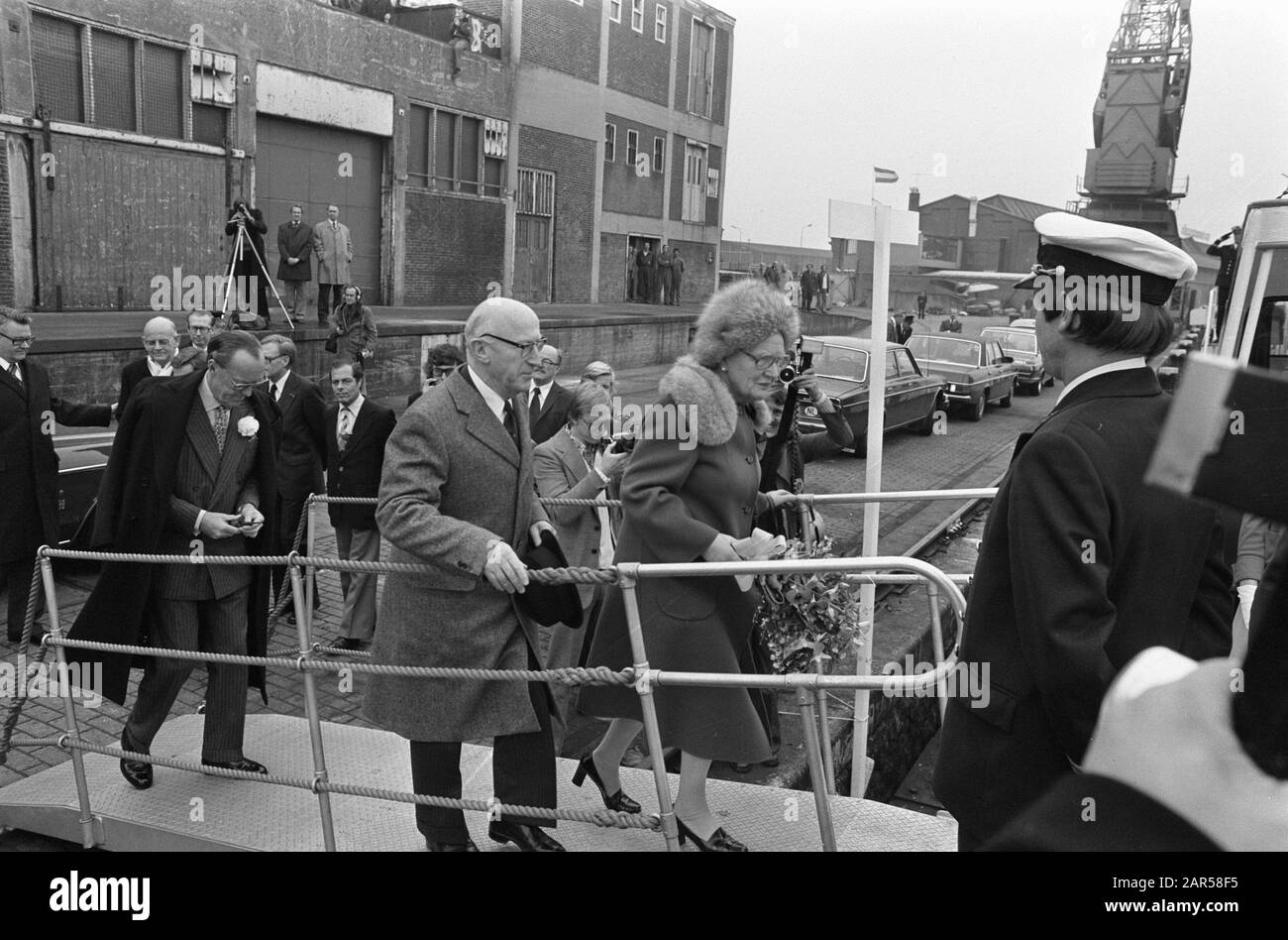 HM and Prins Bernhard célébrant le 100ème anniversaire Canal de la Mer du Nord et IJmuiden; HM, Bernhard et maire Samkalden Board à Amsterdam Date: 1 novembre 1976 lieu: Amsterdam, canal de la Mer du Nord mots clés: Queens, célébration Nom personnel: Bernhard (prince Pays-Bas), Samkalden, Ivo Banque D'Images