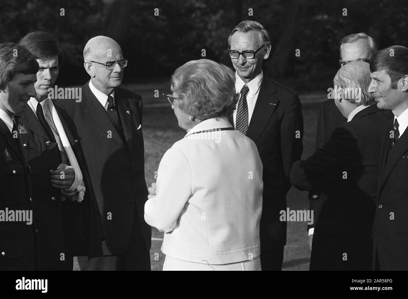 HM reçoit tous ceux qui se sont rendus méritoires dans le drame des otages de Huis ten Bosch; HM dans une conversation avec le ministre Van Agt et de Gaay Fortman/Date: 19 septembre 1974 mots clés: CONTALES, otages, reçus Nom personnel: AGT, Dries van, Huis Bosch Ten Banque D'Images