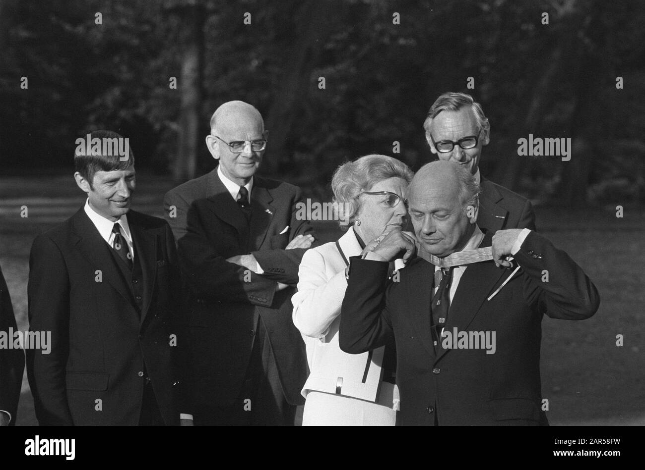 HM reçoit tous ceux qui se sont rendus méritoires dans le drame des otages de Huis ten Bosch; Den Uyl obtient les décorations attachées par HM/Date: 19 septembre 1974 mots clés: Otages, reçus, décorations Nom personnel: Uyl, Joop den Banque D'Images
