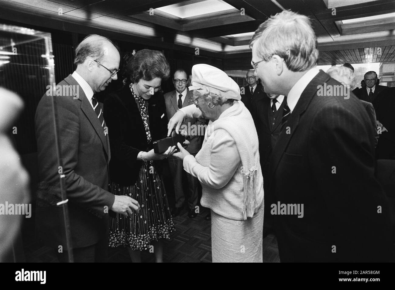 HM assiste à l'ouverture du Rijkskantorencomplex, où se trouvent les départements de justice et de justice HM, ministre de Ruiter et ministre Wiegel Date : 23 mai 1979 lieu : la Haye, Zuid-Holland mots clés : bureaux, reines, ministères, ministres Nom personnel : Juliana (Reine Pays-Bas), Horseman, Job de, Wiegel, Hans Banque D'Images