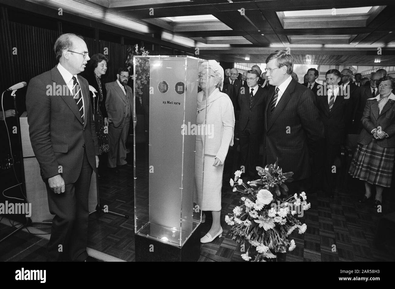 HM assiste à l'ouverture du Rijkskantorencomplex, où se trouvent les départements de justice et de justice HM, ministre de Ruiter et ministre Wiegel Date : 23 mai 1979 lieu : la Haye, Zuid-Holland mots clés : bureaux, reines, ministères, ministres Nom personnel : Juliana (Reine Pays-Bas), Horseman, Job de, Wiegel, Hans Banque D'Images