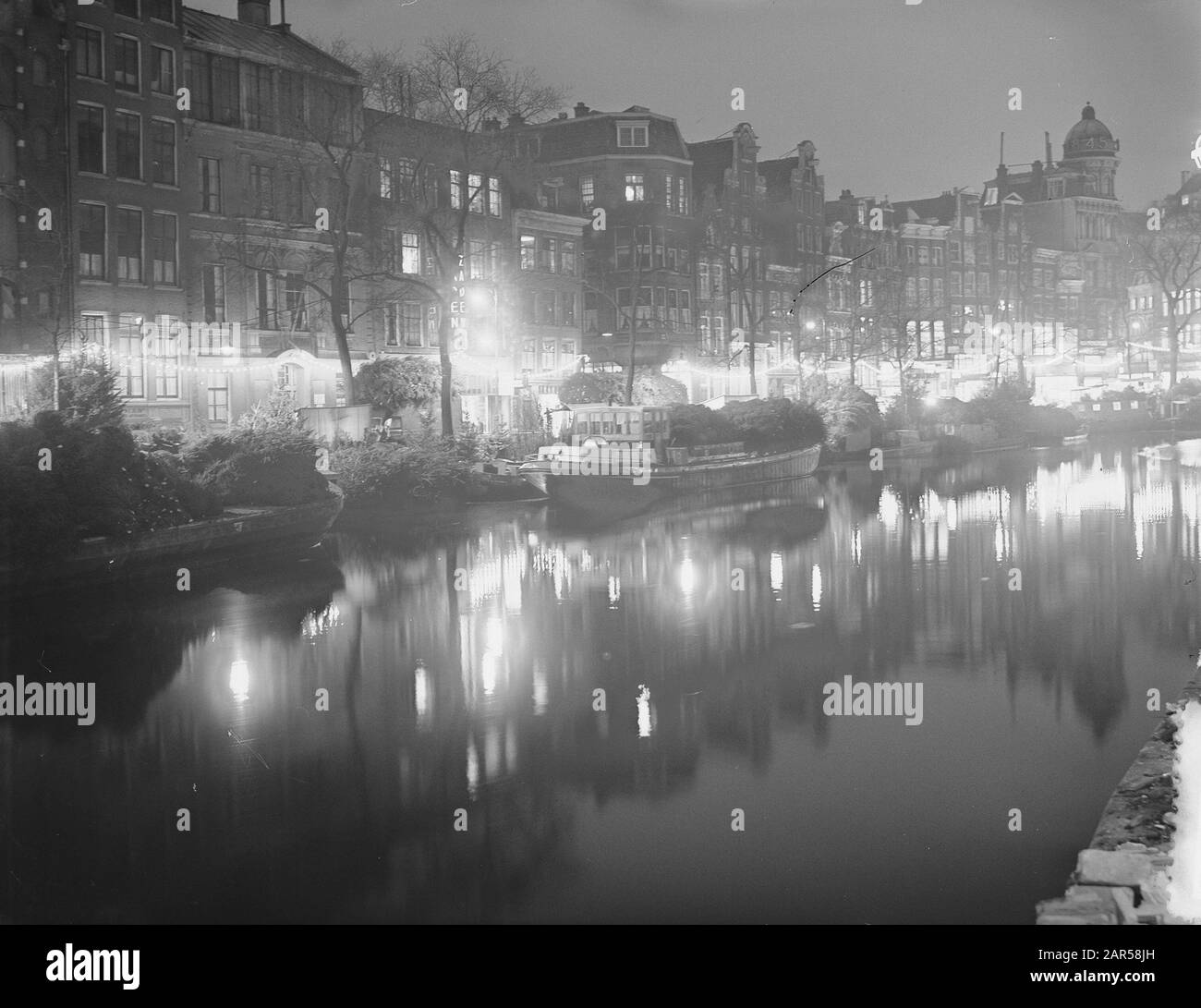 Marché Aux Fleurs D'Éclairage De Noël Amsterdam Date : 12 Décembre 1953 Lieu : Amsterdam, Noord-Holland Mots Clés : Éclairage De Noël, Marché Aux Fleurs Banque D'Images
