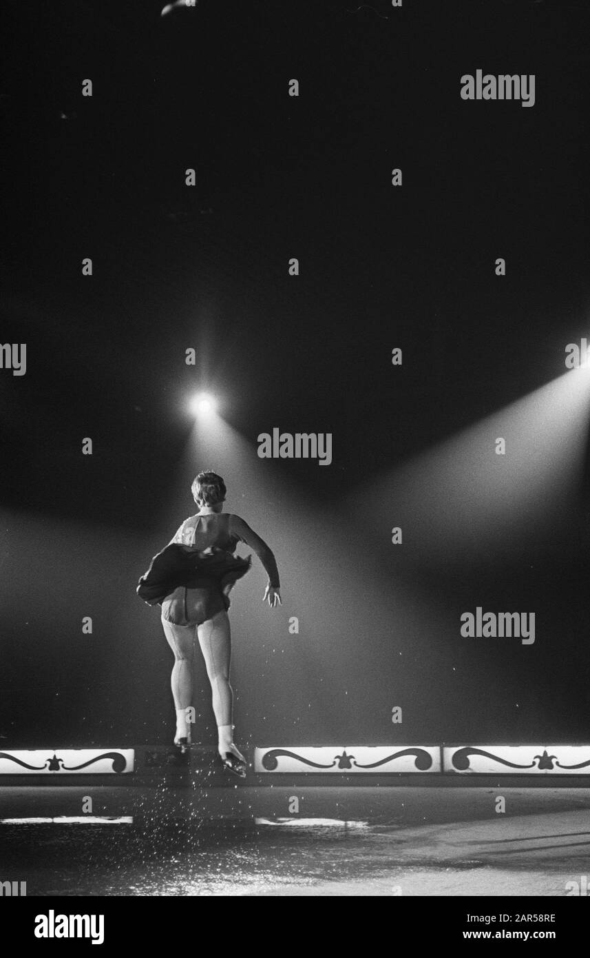 Vacances sur glace dans le bâtiment RAI, pendant le spectacle Date: 24 septembre 1964 mots clés: Art luttant Nom de l'institution: Vacances Sur glace Banque D'Images