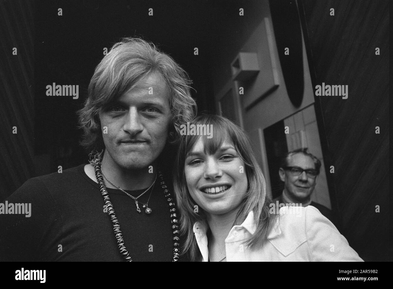 Tournage De Fruits turcs (après le roman de Jan Wolkers de 1969) par Paul Verhoeven Protagonistes Rugger Hauer et Monique van de Ven Date: 7 juin 1972 mots clés: Acteurs, film, groupe portrait Nom personnel: Hauer, Rutger, Ven, Monique van de Banque D'Images