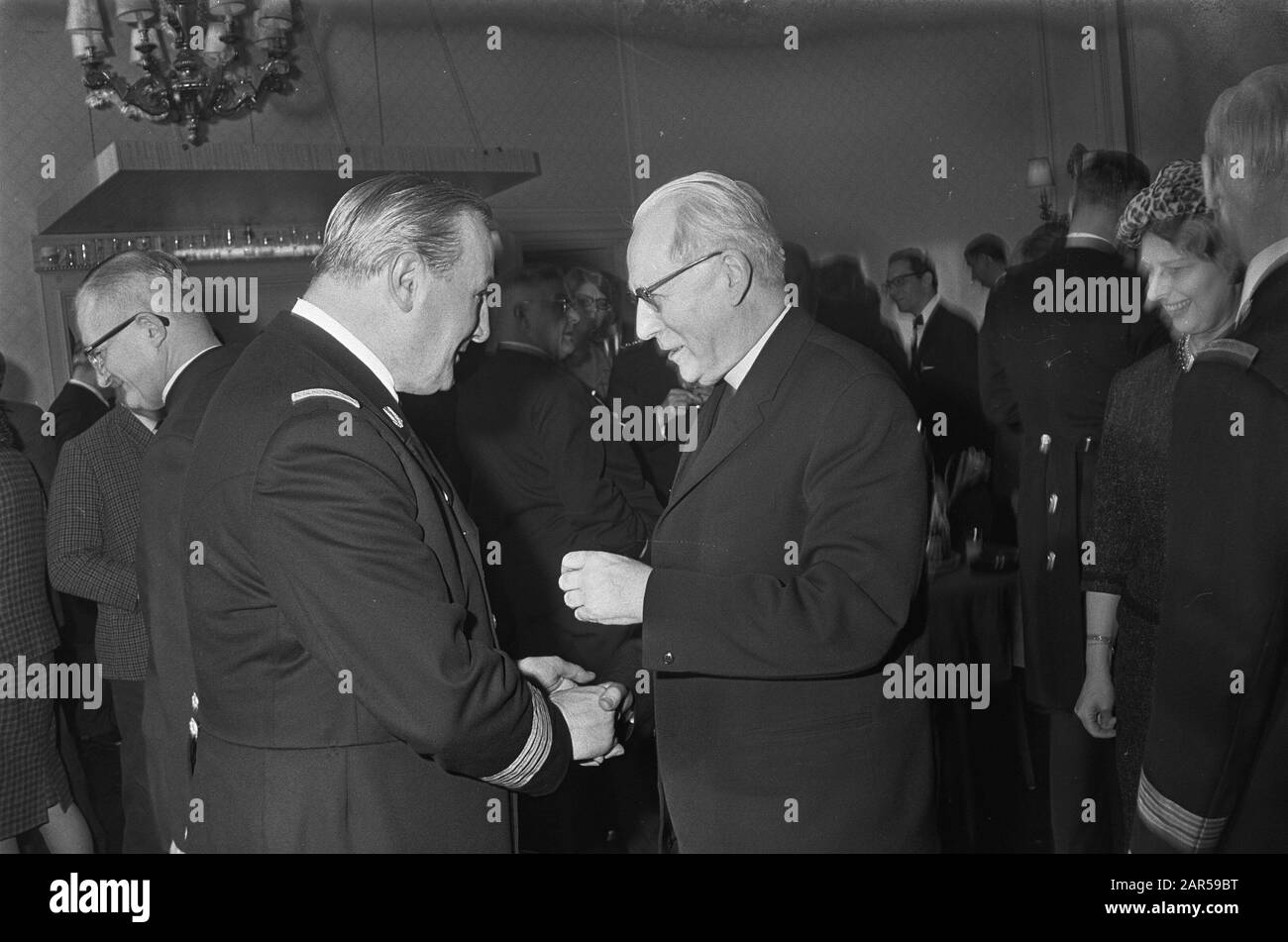 Tête brocante taalmoezenier dr. L. A. M. Goossens 25 ans prêtre ici en conversation avec le Cardinal Alfrink Date: 15 mars 1967 mots clés: Anniversaires, prêtres Nom personnel: Dr l a m goossens : Brand, Ben/Anefo Banque D'Images