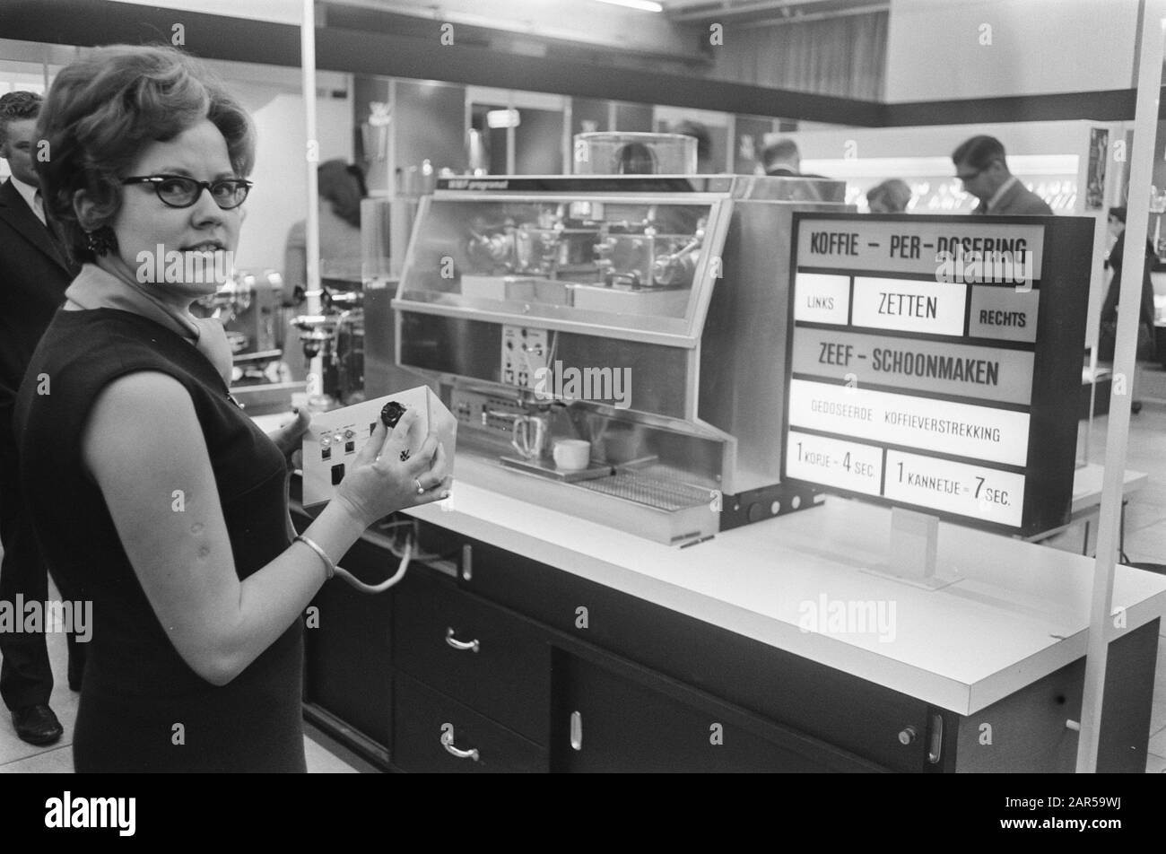 Horecava, salon de Horeca à RAI Amstedam. Machine à café pour 80 l Date : 6 janvier 1970 lieu : Amsterdam, Noord-Holland mots clés : Foires Nom de l'institution : Horecava Banque D'Images