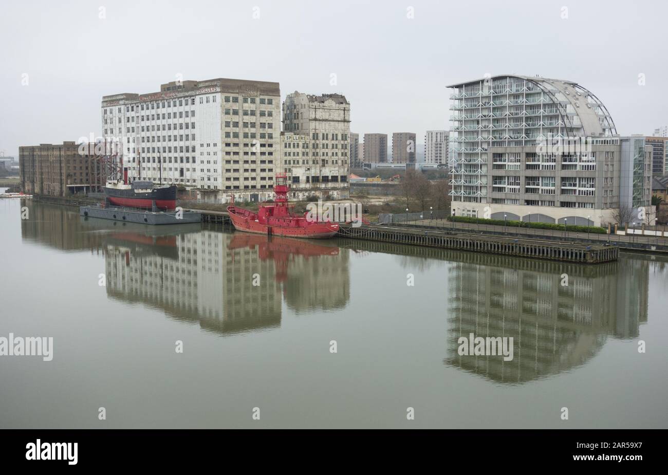 Trinity House Lightship 93, Ss Robin, Lightship Et Millennium Mills, Rayleigh Road, Royal Docks, Silvertown, Londres E-16, Royaume-Uni Banque D'Images