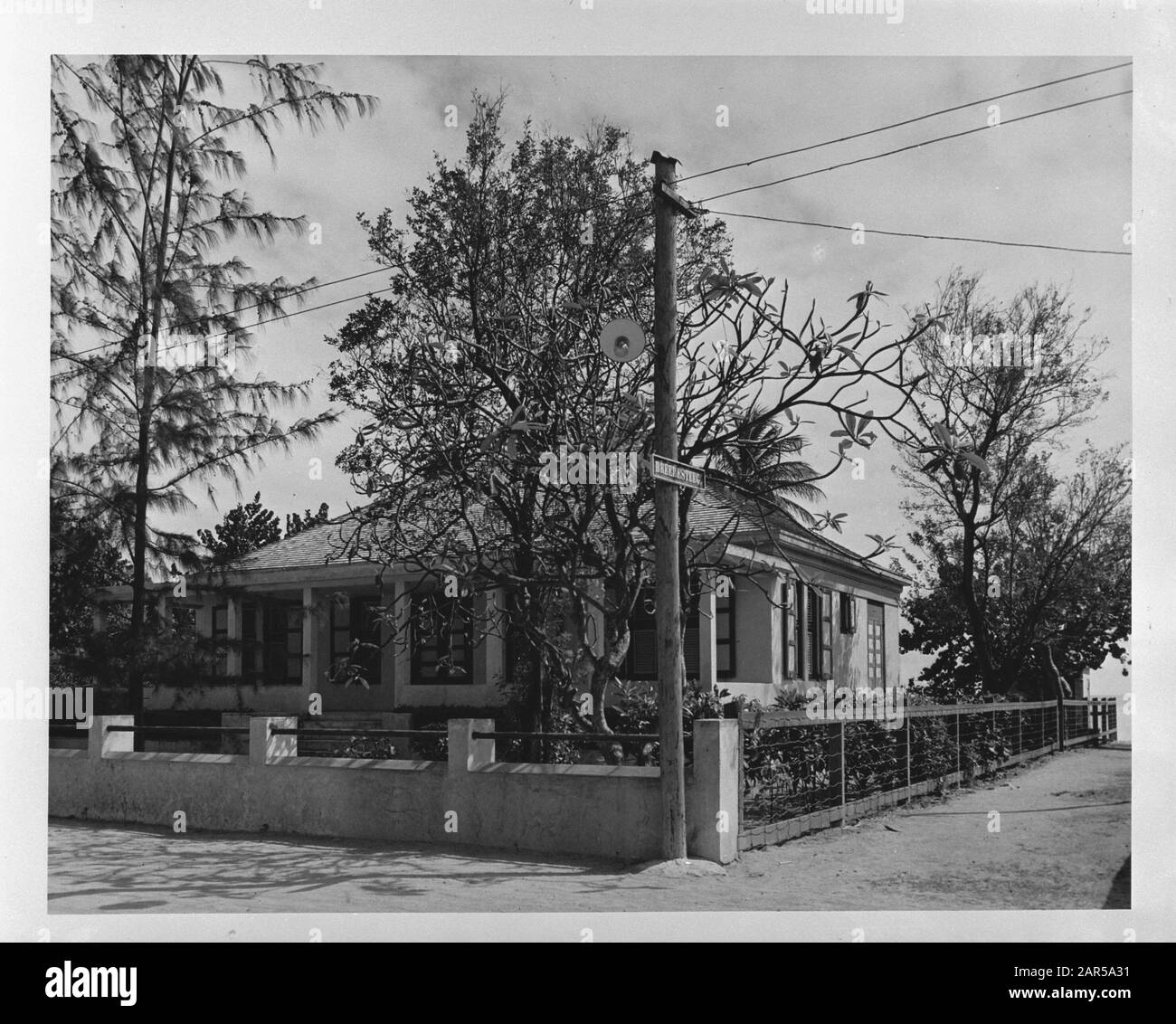 Wi [Antilles]/Annefo London Series House At The Breedesteeg At Philipsburg, St. Maarten Annotation: Repronegative Date: 1940-1945 Lieu: Antilles Néerlandaises, Philipsburg, Sint-Maarten Mots Clés: Huizen, World War Ii Banque D'Images