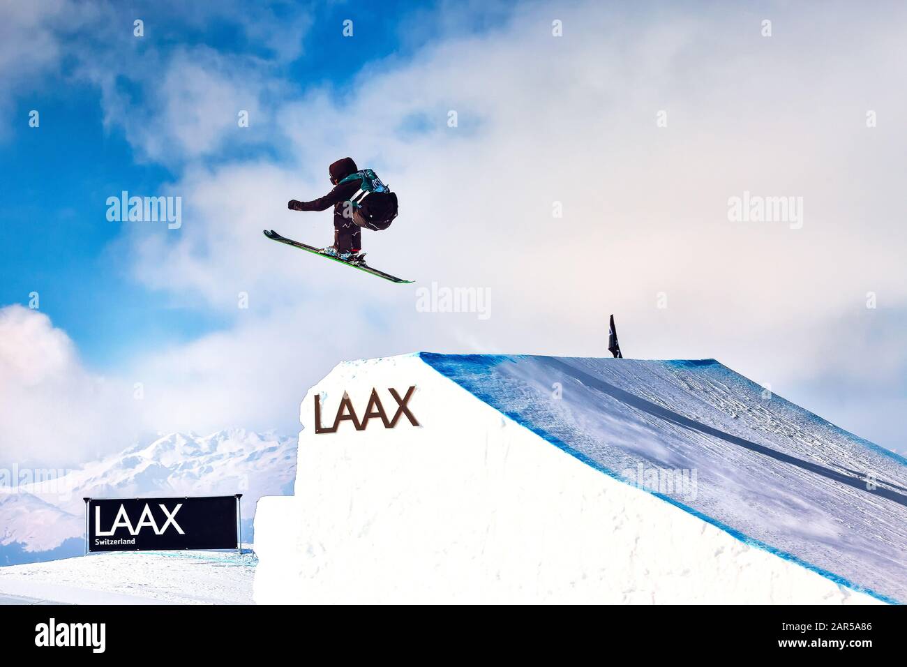 Concurrent à l'European Freeski Open à Laax sur le saut à ski Banque D'Images