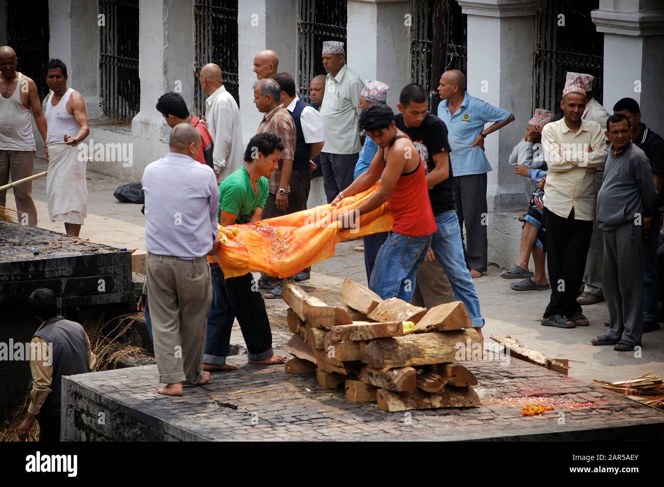 Une funérailles hindoues au temple de Pashupatinath, sur les rives de la rivière Bagmati Kathmandu, Népal Banque D'Images