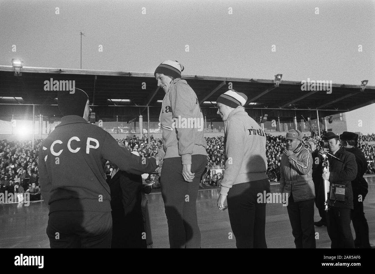 Championnat du monde de patinage Dames à Heerenveen Honneur champion du monde Atle Cologne- Deelstra et les numéros deux et trois, Tatjana Averina (l) et Nina Statkewitsj (r) Date : 24 février 1974 lieu : Frise, Heerenveen mots clés : facultés, patinage, sport, championnats du monde Nom personnel : Averina, Tatjana, Cologne- Deelitsstra, Atkina, Statkina Banque D'Images
