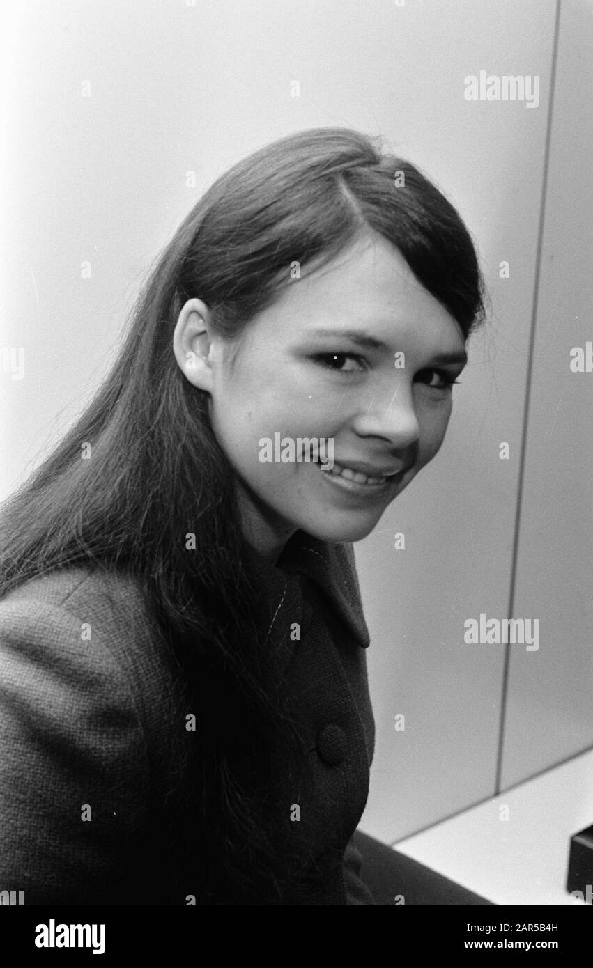 Concours Eurovision de la chanson 1970 au RAI Amsterdam la chanteuse irlandaise Dana arrive à Schiphol pour le festival Eurovision de la chanson. Dana Date: 16 mars 1970 lieu: Noord-Holland, Schiphol mots clés: Festivals de chansons, chanteurs Nom personnel: Dana Nom de l'institution: Concours de chansons Eurovision Banque D'Images