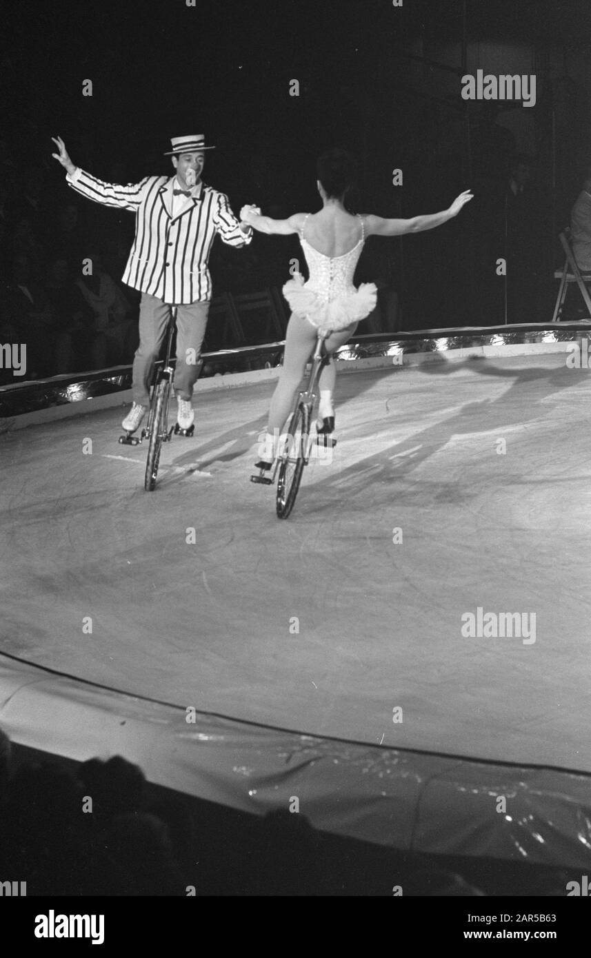 State Circus de Moscou à Amsterdam danse sur glace sur unicycles Annotation: Marginaux bande négative: 1 et 2 vélos sur glace Date: 2 novembre 1966 lieu: Amsterdam, Noord-Holland mots clés: Artistes, cirques, bicyclettes, patinoire, danse sur glace, patinage Banque D'Images