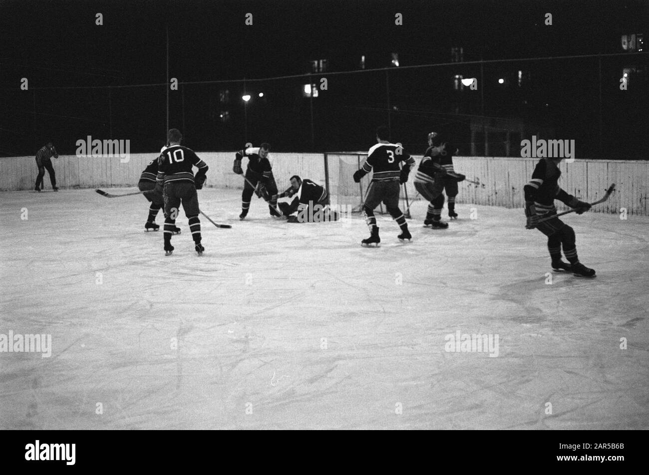 Compétition de hockey sur glace AYC contre Amsteltijgers à Jaap Eden baan Amsterdam 0-8. Moment du jeu Date: 4 janvier 1970 lieu: Amsterdam, Noord-Holland mots clés: IJSHOCKEY Nom de personne: Amsteltijgers, Ayc, Eden, Jaap Banque D'Images