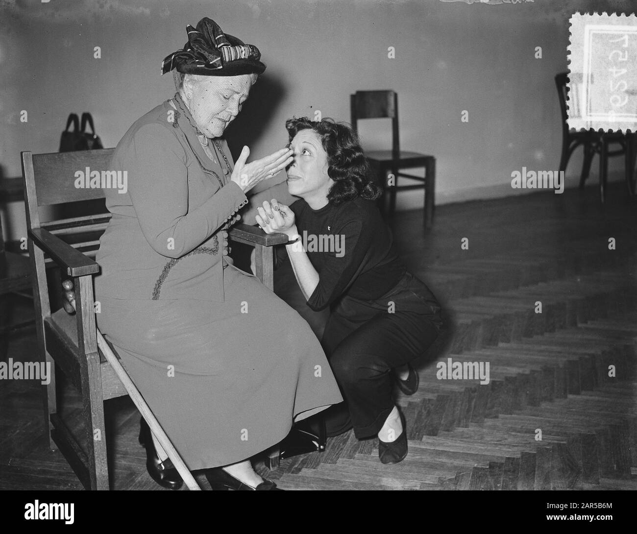 Tournée d'adieu de RIKA Hopper à Anastasia en tant que veuve de l'impératrice Maria Fyodorovna, ici avec Caro van Eijk (Anna) Date: 14 janvier 1954 lieu: Arnhem mots clés: Actrices, stage Nom personnel: Eijk Caro van Hopper, Rika Banque D'Images
