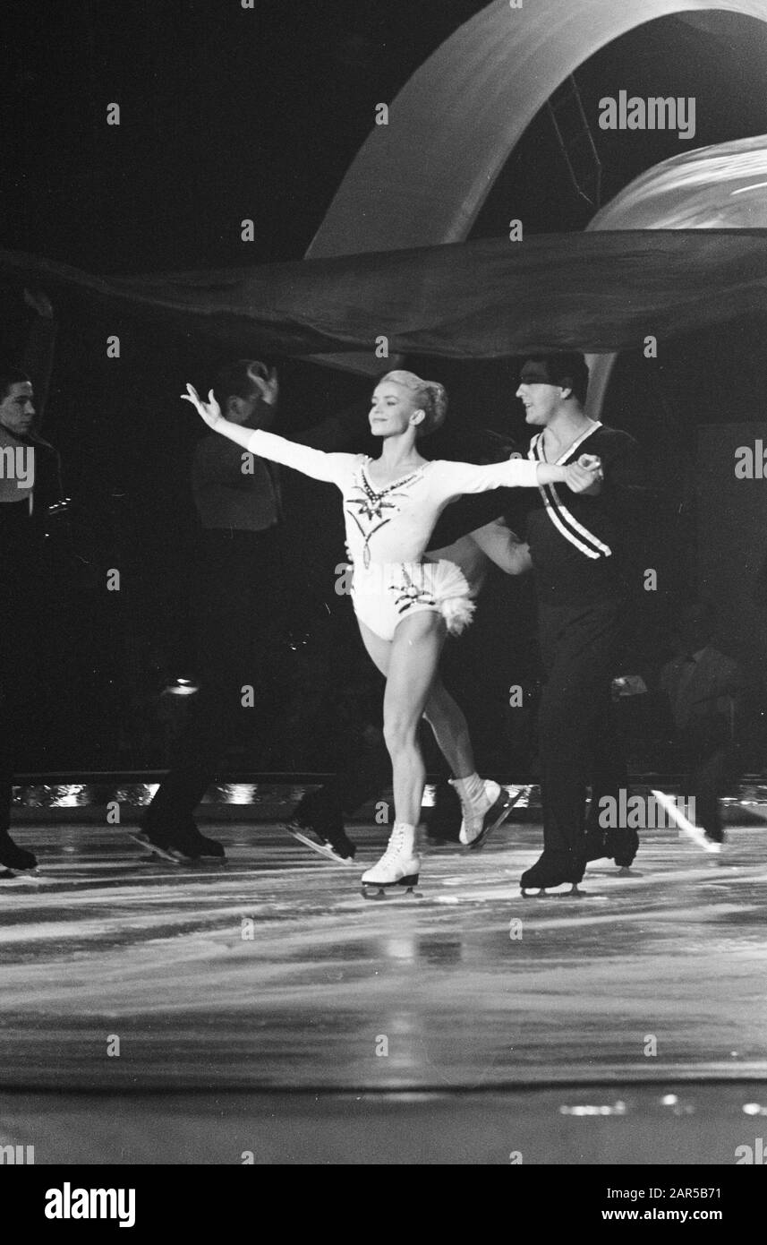 State Circus of Moscow in Amsterdam danseurs sur glace en action Date: 2 novembre 1966 lieu: Amsterdam, Noord-Holland mots clés: Cirques, patinoires, danse sur glace, patinage sur glace Banque D'Images