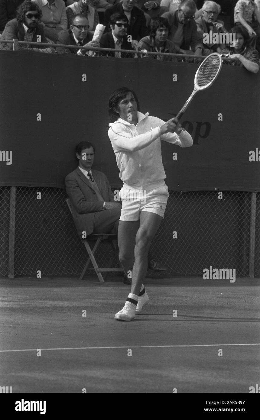 Joueur de tennis roumain Ilie Năstase jouant un match de coupe Davis pour son pays contre les Pays-Bas à la Haye, Pays-Bas (1973)Nederlands: Original: Tennis Davis-Cup Nederland tegen Roemene te Den Haag , de Roemeen Nastase in aktie; Banque D'Images