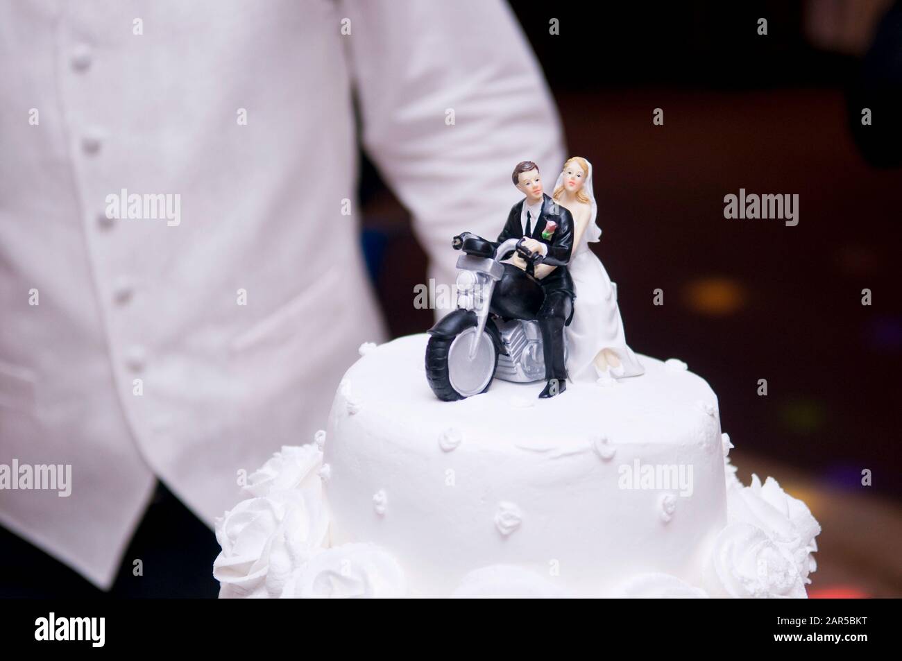 Figurines Comestibles Newlyweds Sur Une Moto Au Dessus D Un Gateau De Mariage Photo Stock Alamy