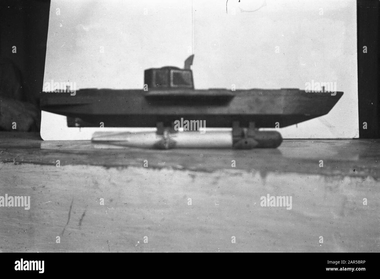 Sous-marin japonais (modèle à échelle) Dans une usine d'armes à Djocja un modèle d'un homme storpedo a été trouvé. Annotation : Huls 1333 Date : Janvier 1949 Lieu : Indonésie, Antilles Néerlandaises, Yogyakarta Banque D'Images