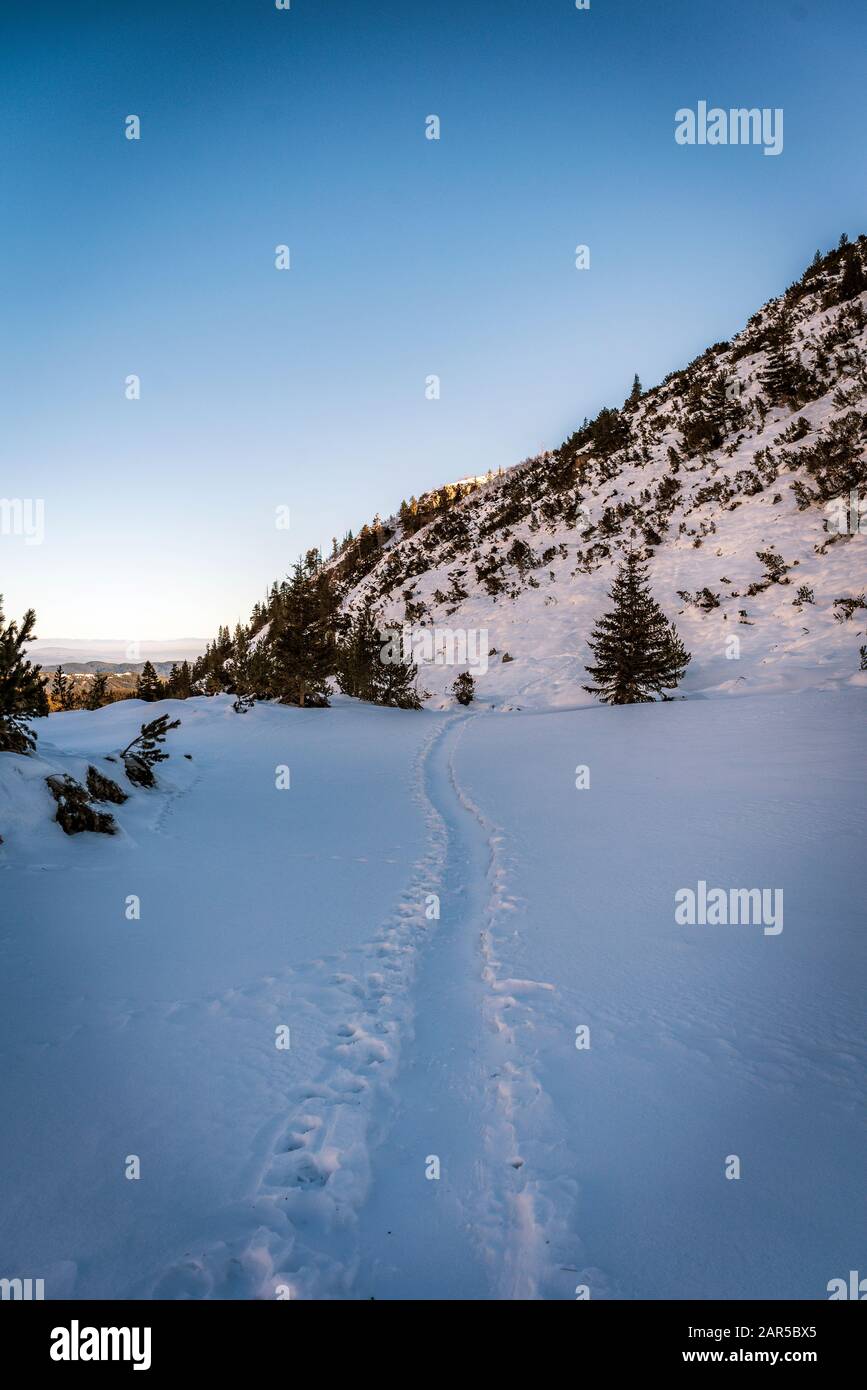 Sentier de montagne d'hiver traversant la vallée Banque D'Images