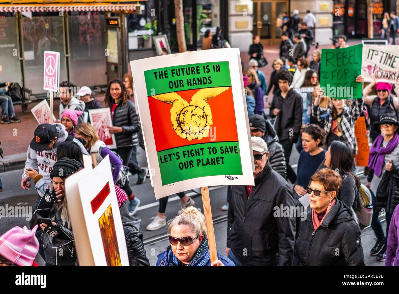 Jan 18, 2020 San Francisco / CA / USA - participant à l'événement de Mars des femmes tient le signe lié au changement climatique tout en marchant sur la rue du marché à faire Banque D'Images