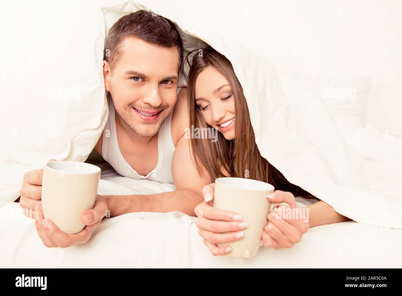 Un couple heureux en amour avec une couverture et un thé chaud Photo Stock  - Alamy