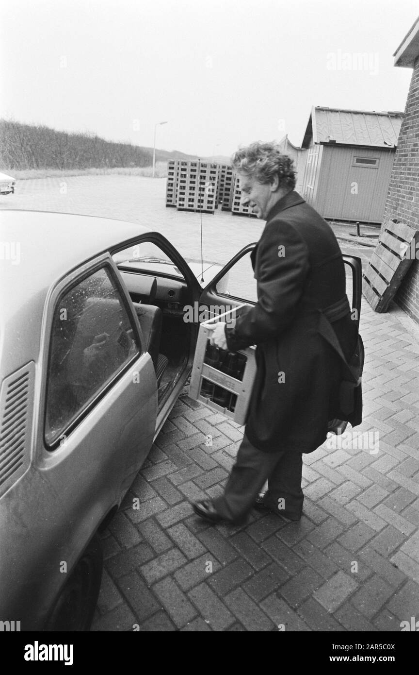 Dans le réseau d'approvisionnement en eau de la Westland, on a trouvé le Méthylbromure de poison agronomique, Date : 2 janvier 1981 mots clés : Autos, résidents, agronome : Antonisse, Marcel/Anéfo Banque D'Images