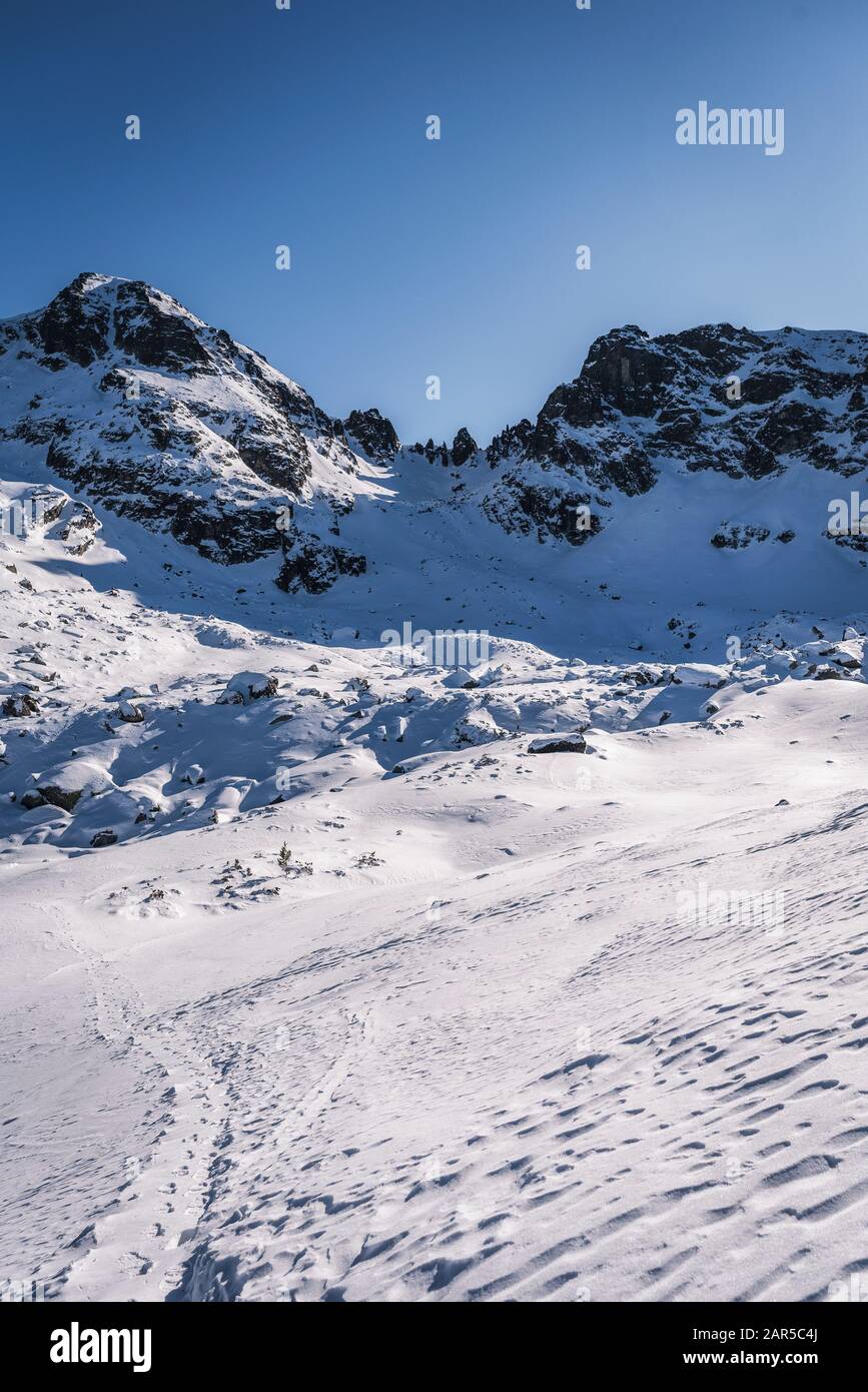 Sentier de montagne d'hiver traversant la vallée Banque D'Images