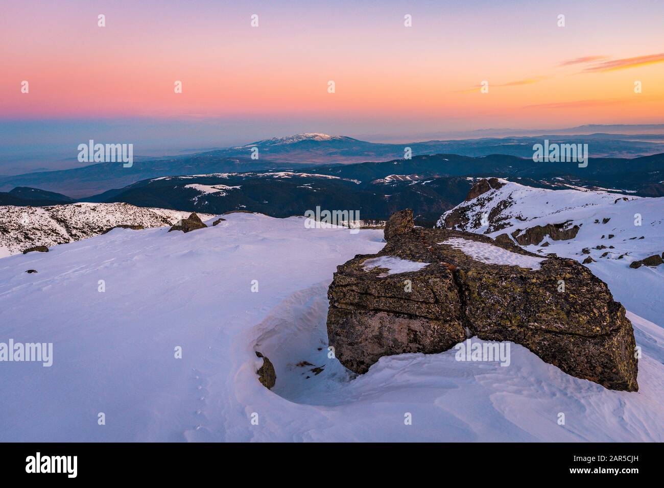 Lever du soleil hivernal depuis le parc national de Rila, région de Malyovitsa, Bulgarie Banque D'Images