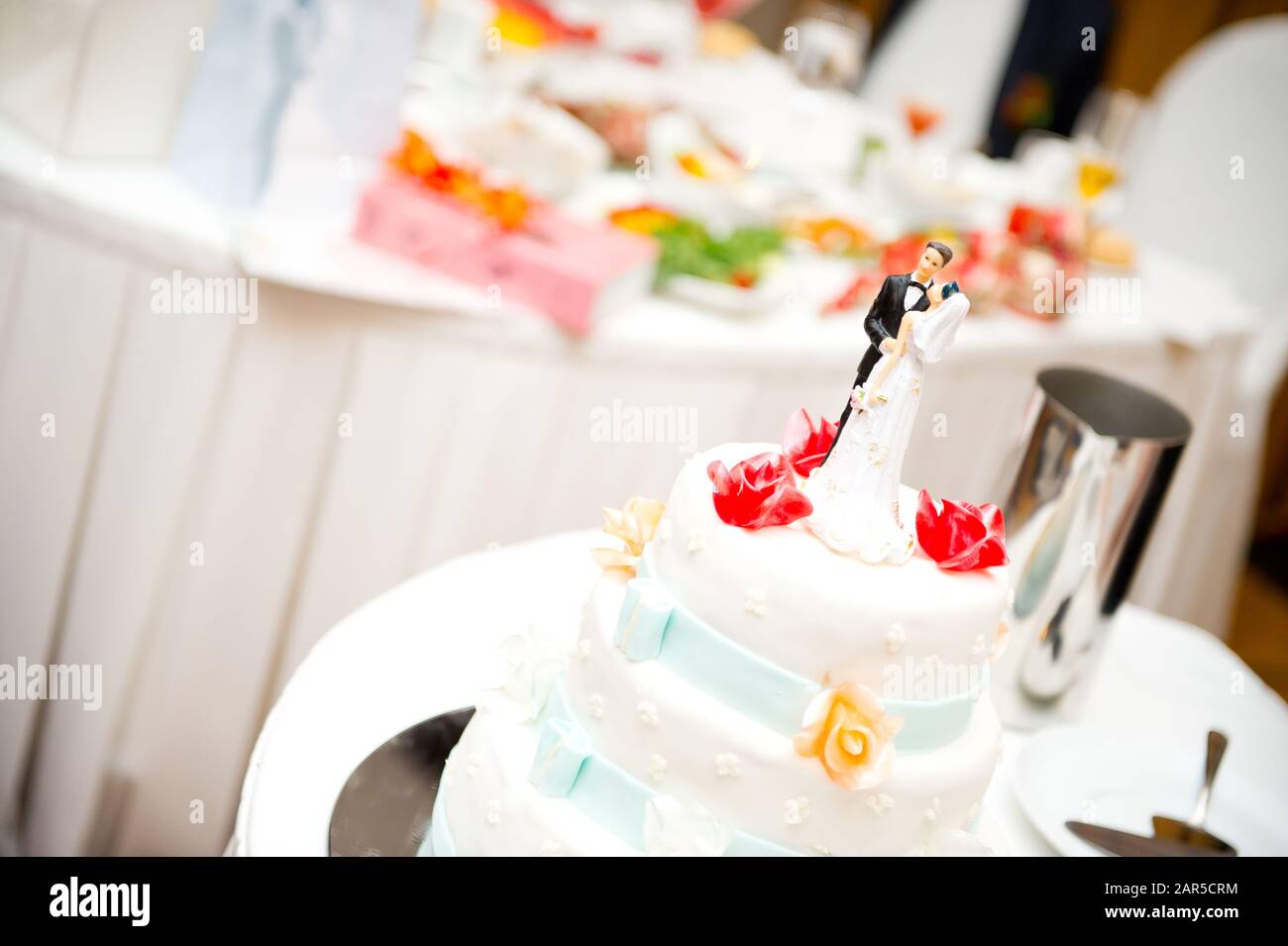 Gateau De Mariage Avec La Mariee Et Les Figurines De Marie A L Etage Pres Photo Stock Alamy