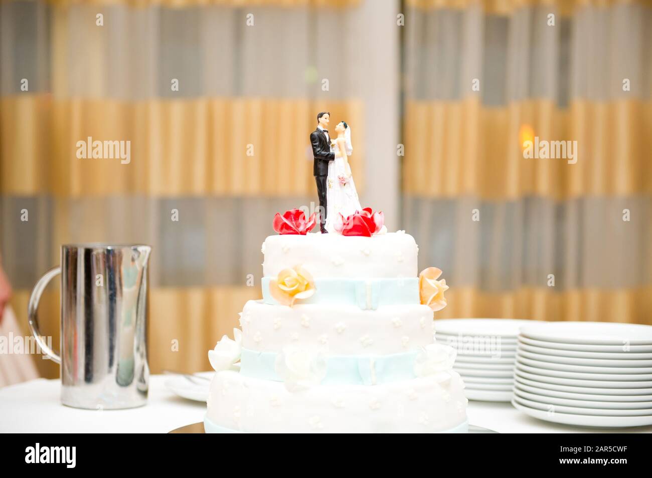Gateau De Mariage Avec Figurines De Mariee Et De Marie Photo Stock Alamy