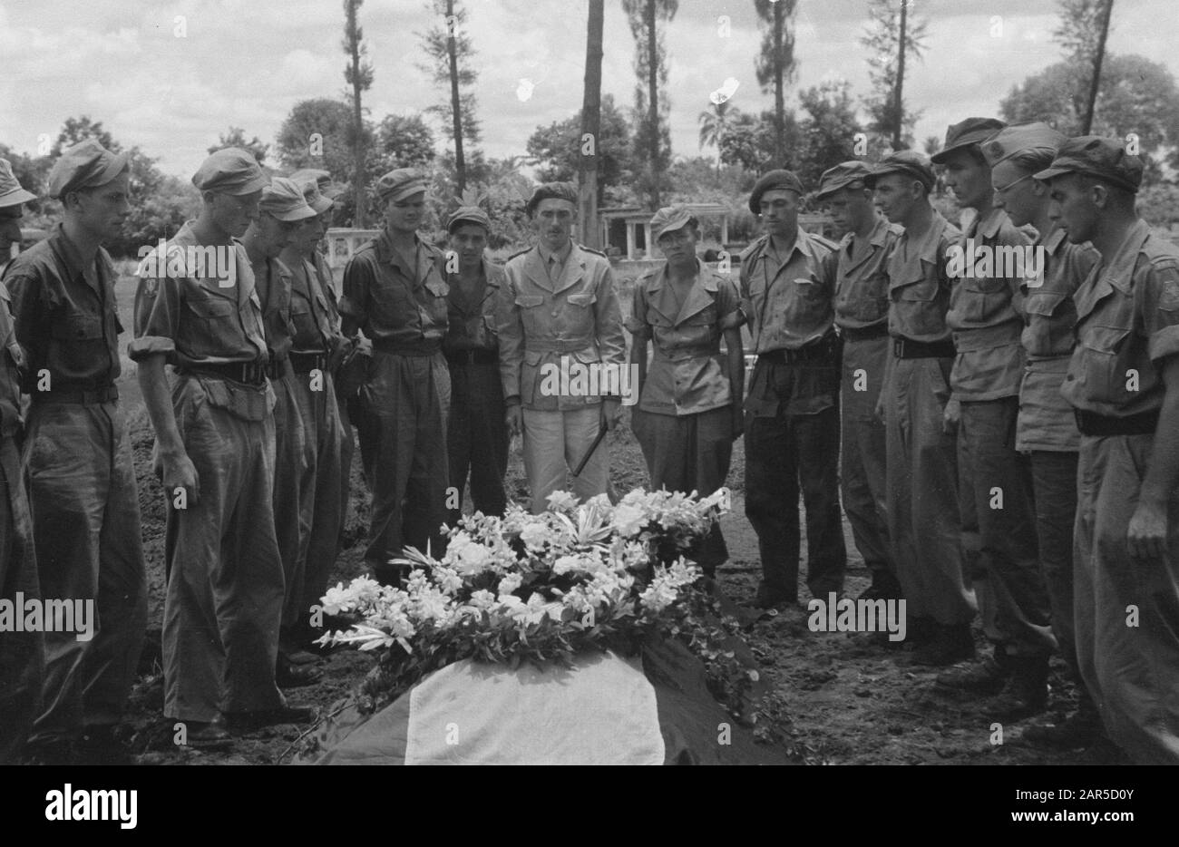 Croix-Rouge Indramatique Indramatique Indramatique: Le 30 septembre, un wagon de la Croix-Rouge a été tiré par des Républicains avec un pistolet à machine. Inhumation du soldat, qui est mort dans le processus. Date: 30 Septembre 1947 Lieu: Indonésie, Indramayu, Hollandais East Indies Banque D'Images