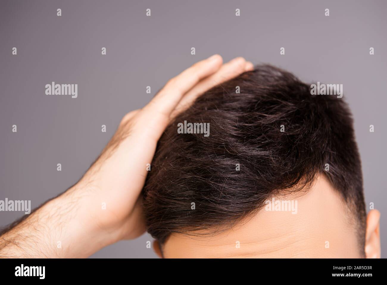 La photo en gros plan de nettoyer les cheveux de l'homme sain sans furfur Banque D'Images