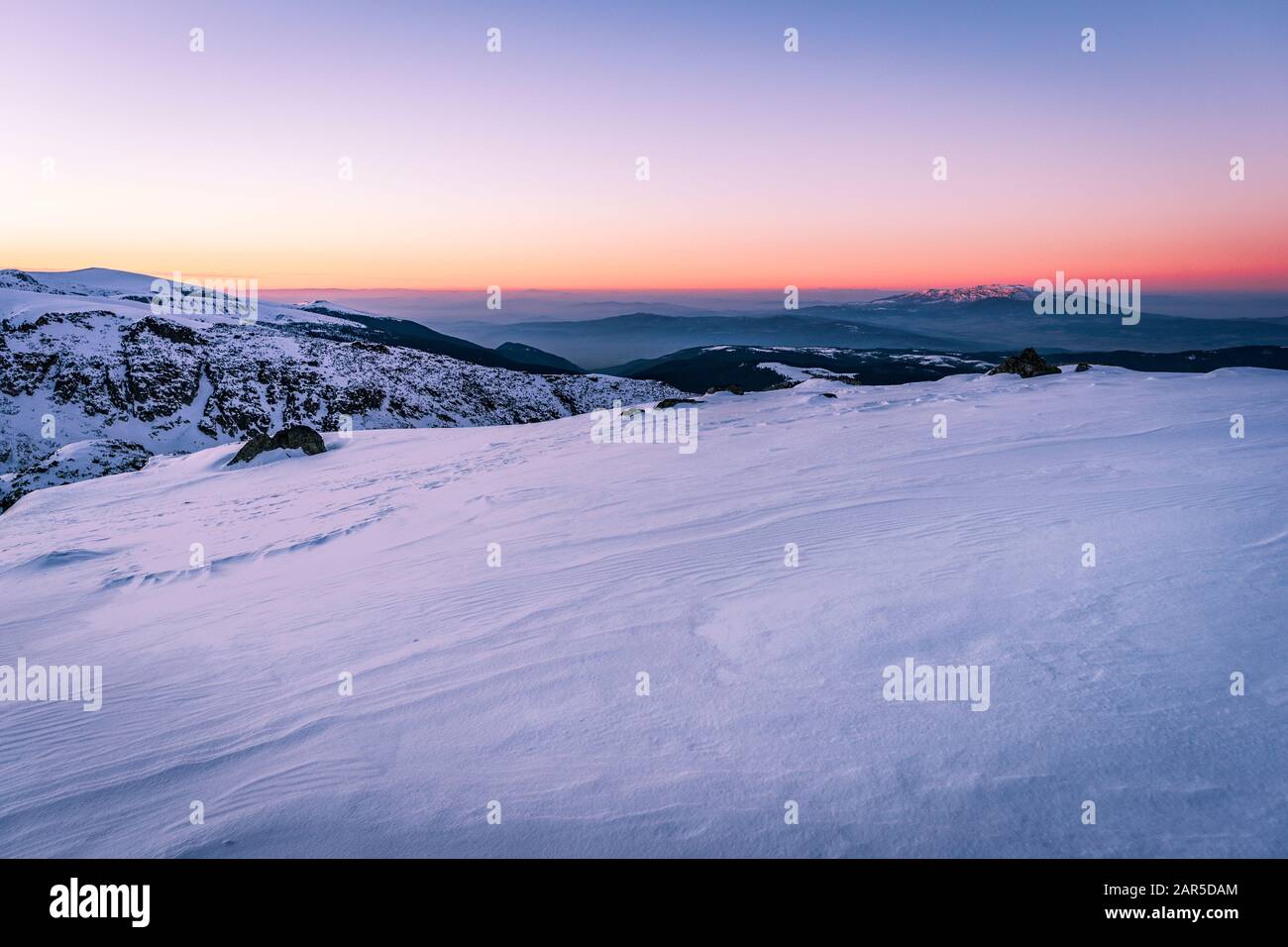 Lever du soleil hivernal depuis le parc national de Rila, région de Malyovitsa, Bulgarie Banque D'Images