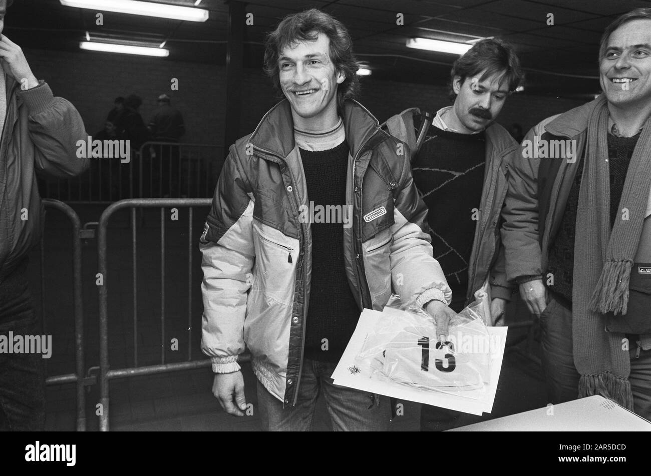 Elfstedentocht 1986 Inscription 14ème Elfstedentocht: Vainqueur de l'année dernière, Evert van Beneux, commencer par nr. 13 demain Date: 25 février 1986 lieu: Friesland, Leeuwarden mots clés: Marathon Skating Nom personnel: Benthem, Evert van Banque D'Images