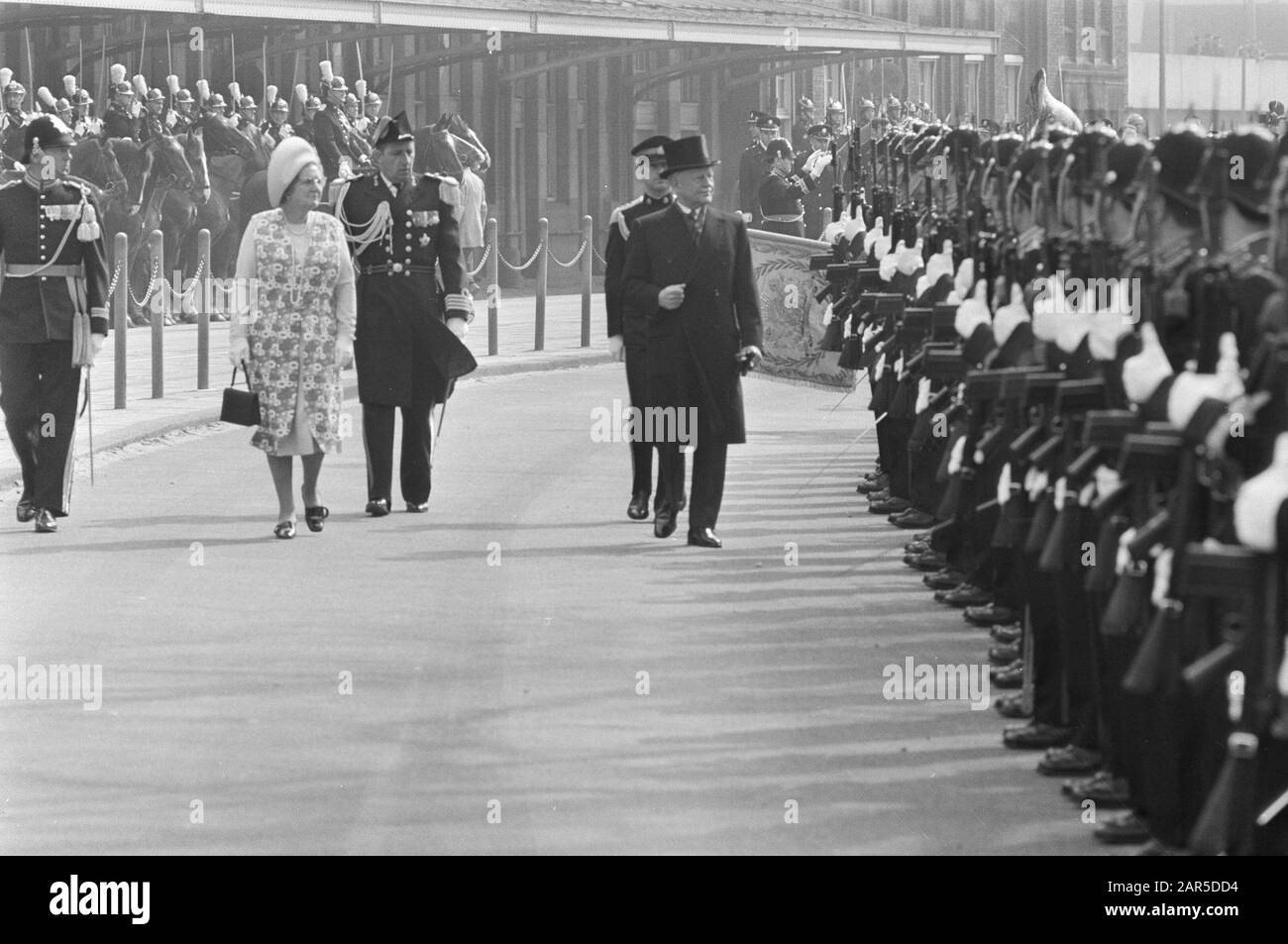 Visite d'État du gouverneur général du Canada Roland Michener et son inspection de la Garde d'honneur par la Reine Juliana et le gouverneur général Michener Date : 14 avril 1971 lieu : Amsterdam, Noord-Holland mots clés : gardes honoraires, gouverneurs généraux, reines, visites d'État Nom personnel : Juliana (Reine Pays-Bas), Michener, Roland Banque D'Images