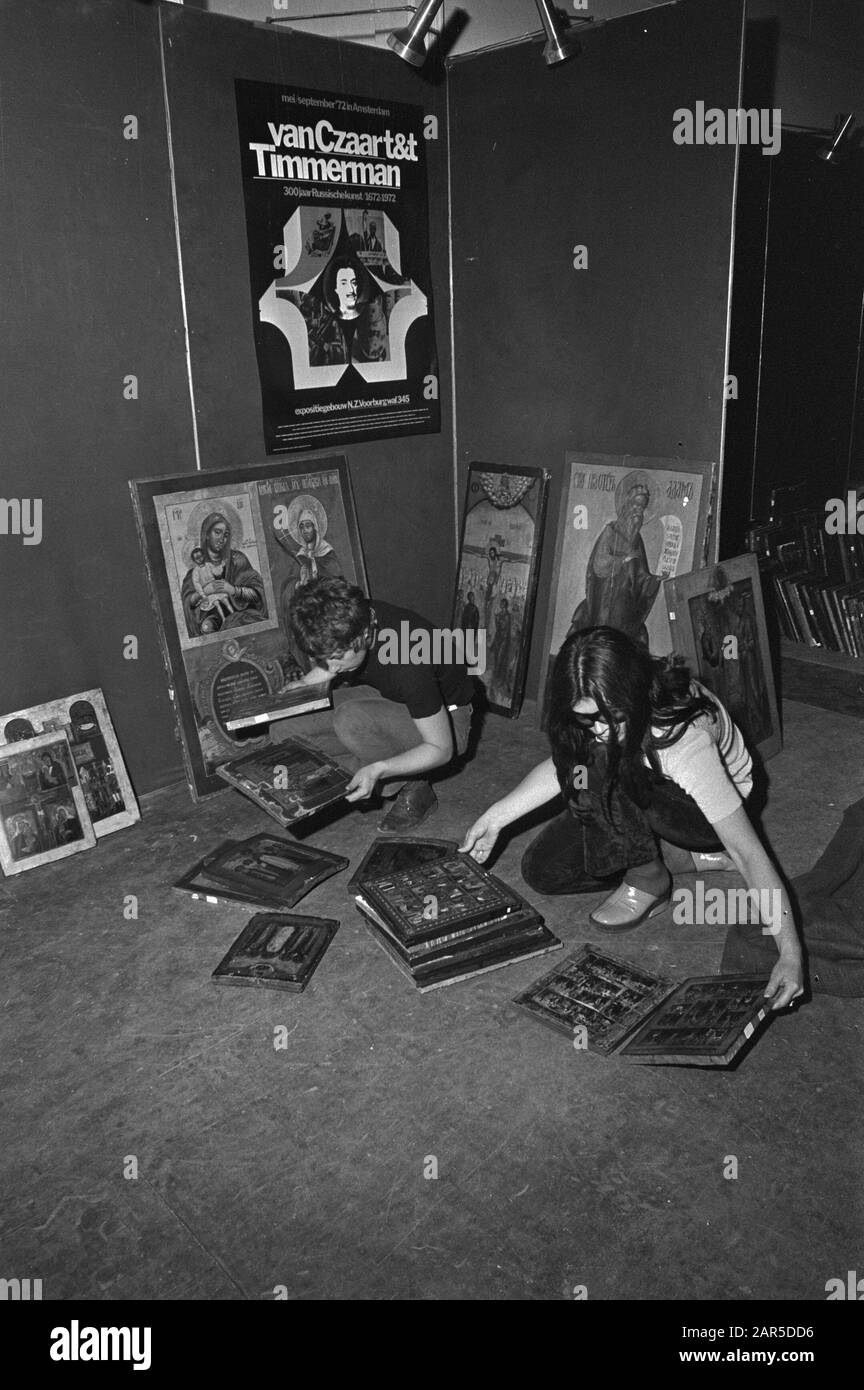 Mise en place de l'exposition Van Czaar tot Timmerman plus de 50 ans d'Union soviétique au Rijksmuseum Date: 19 mai 1972 lieu: Amsterdam, Noord-Holland mots clés: Affiches, musées, reproductions, expositions Banque D'Images