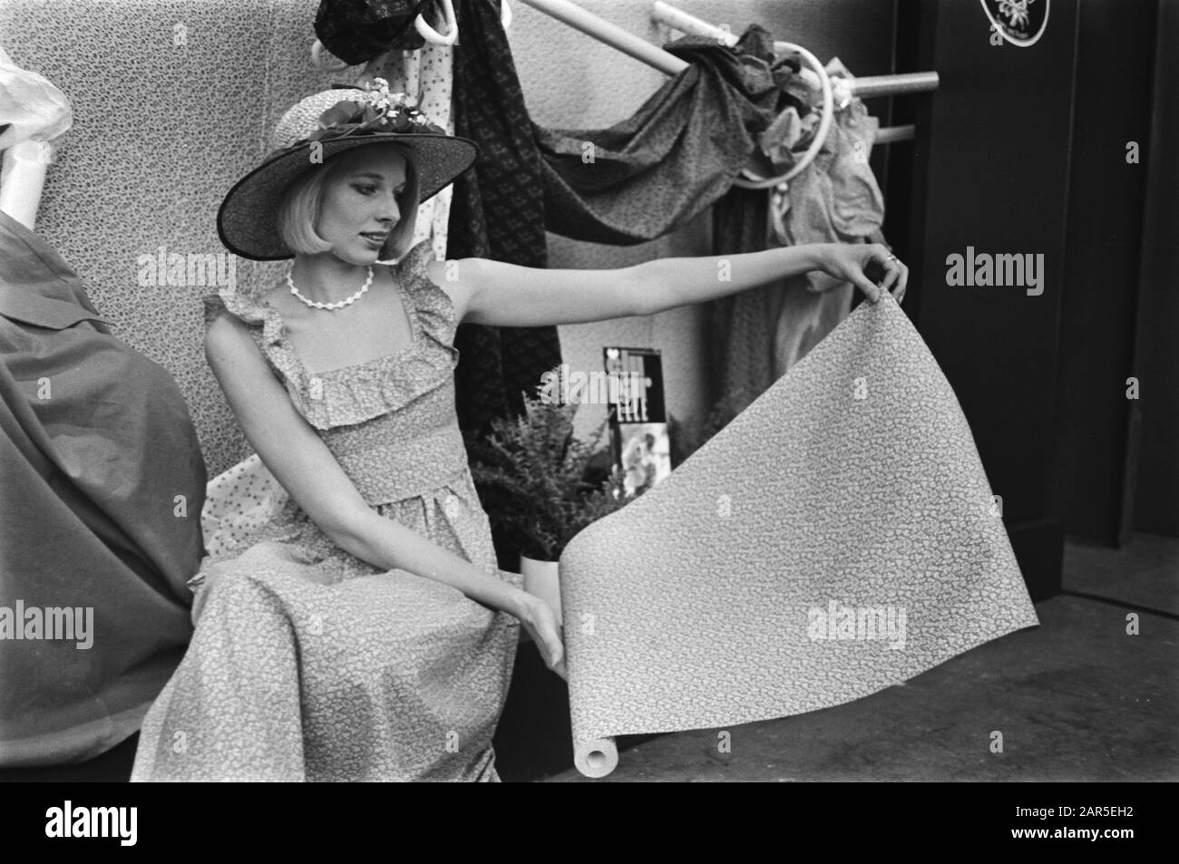 Salon international des ménages à RAI, Amsterdam; Stand Laura Ashley, robes et papier peint dans le même design Date: 23 avril 1976 lieu: Amsterdam, Noord-Holland mots clés: Papier peint, dessins floraux, foires de ménage, robes Nom de l'institution: RAI Banque D'Images