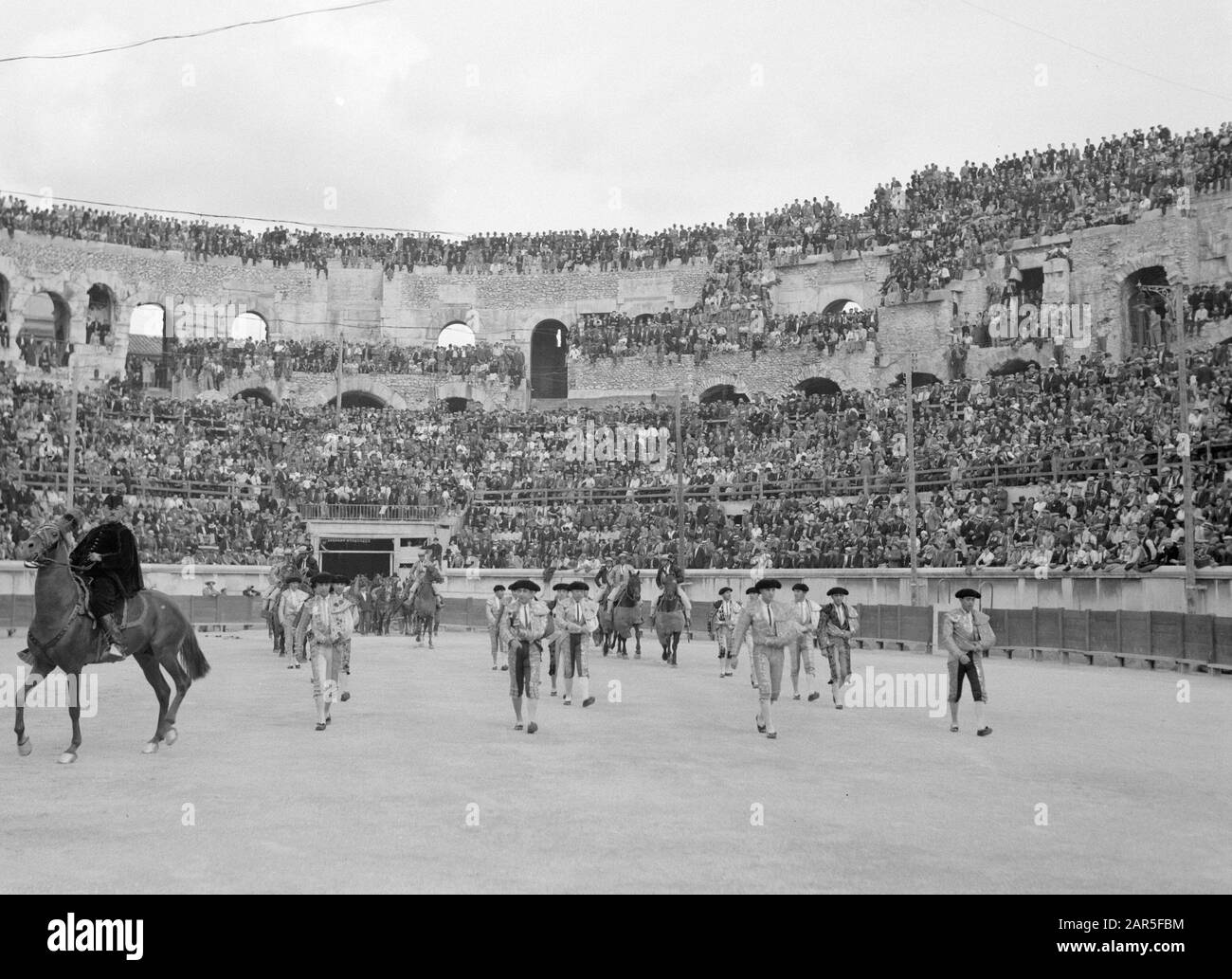 Taureaux dans l'arène de Nîmes entrée des taureaux dans les Arènes de Nîmes Date: 1 septembre 1935 lieu: France, Nîmes mots clés: Arénas, entrées, public, taureaux, stands Banque D'Images