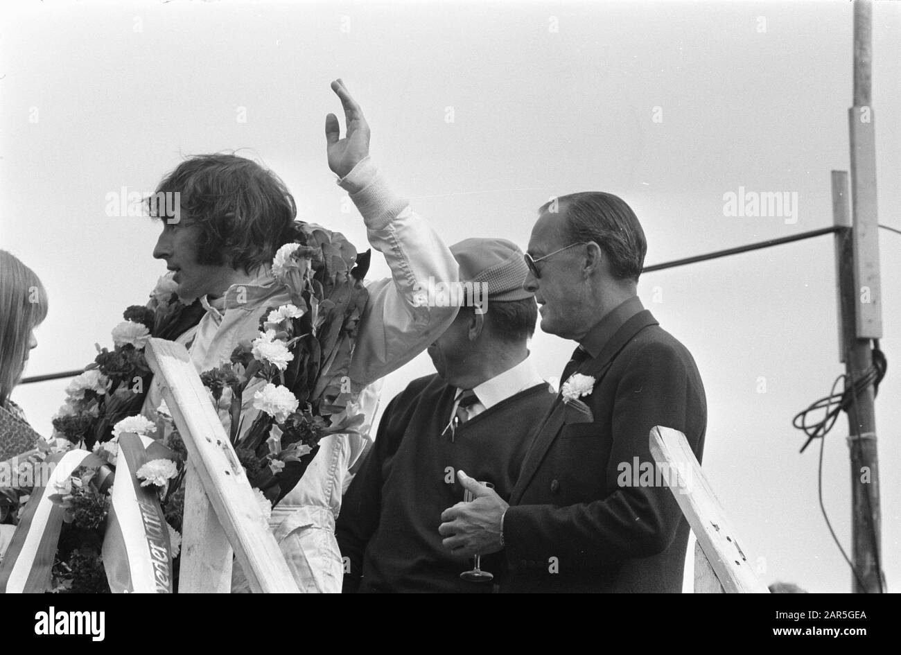 Grand Prix van Nederland 1969 Formule I à Zandvoort Jackie Stewart et Prins Bernhard en jouant à l'hymne national Date: 21 juin 1969 lieu: Noord-Holland, Zandvoort mots clés: Courses de course, autoras, princes, chants folkloriques Nom personnel: Bernhard (prince Pays-Bas), Stewart, Jackie Banque D'Images