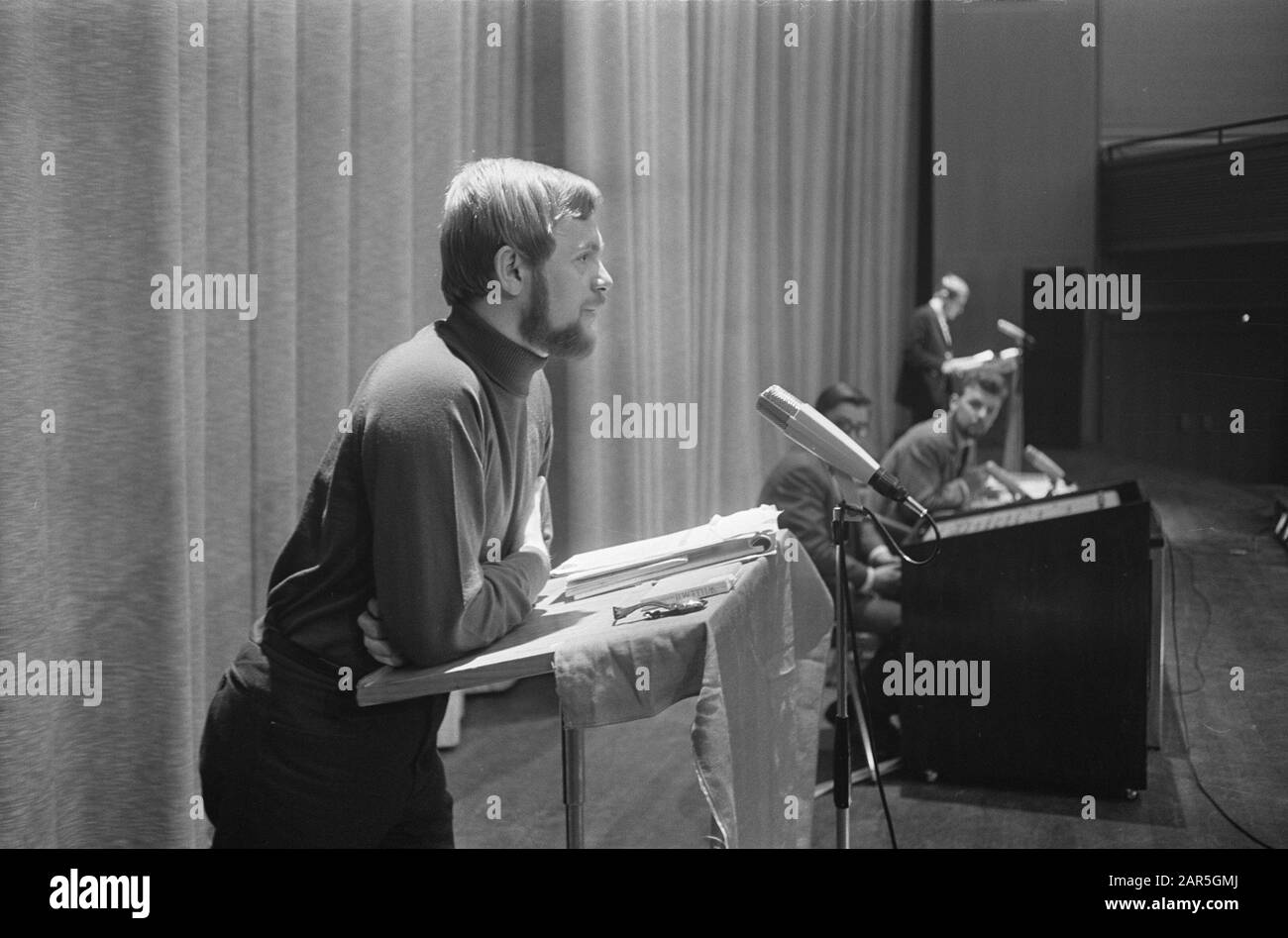 Teach-In collision '66 dans le RAI à Amsterdam Jan Nagel van Nieuw Liens vers le mot Annotation: Marginales bande négative: NR. 11, 12 Jan Nagel nr. 13, Johannes Gruyters, À Droite Ed Van Thijn Date : 7 Octobre 1966 Lieu : Amsterdam, Noord-Holland Nom Personnel : Nagel, Jan Banque D'Images