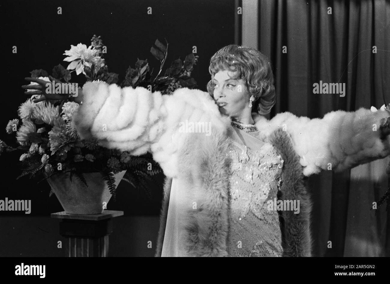 Jan en Alleman pour la télévision. Tonny Heerdeman as Marlene Dietrich Date: 29 octobre 1963 mots clés: Acteurs, programmes de télévision Nom personnel: Heerdeman, Tonny Banque D'Images