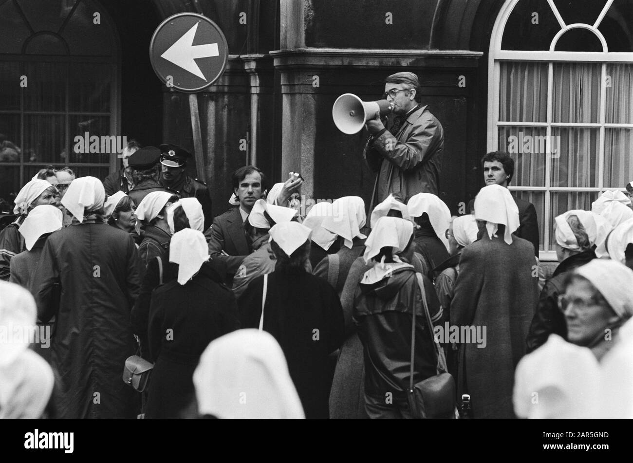 Trek silencieux des Mères Dwaze à la Haye Jan Nico Scholten (CDA) s'adresse aux Mères Dwaze Date : 18 novembre 1982 lieu : la Haye, Zuid-Holland mots clés : foulards, mères, parlementaires, protestations, discours Nom personnel : Scholten, Jan Nico Nom de l'institution : CDA Banque D'Images