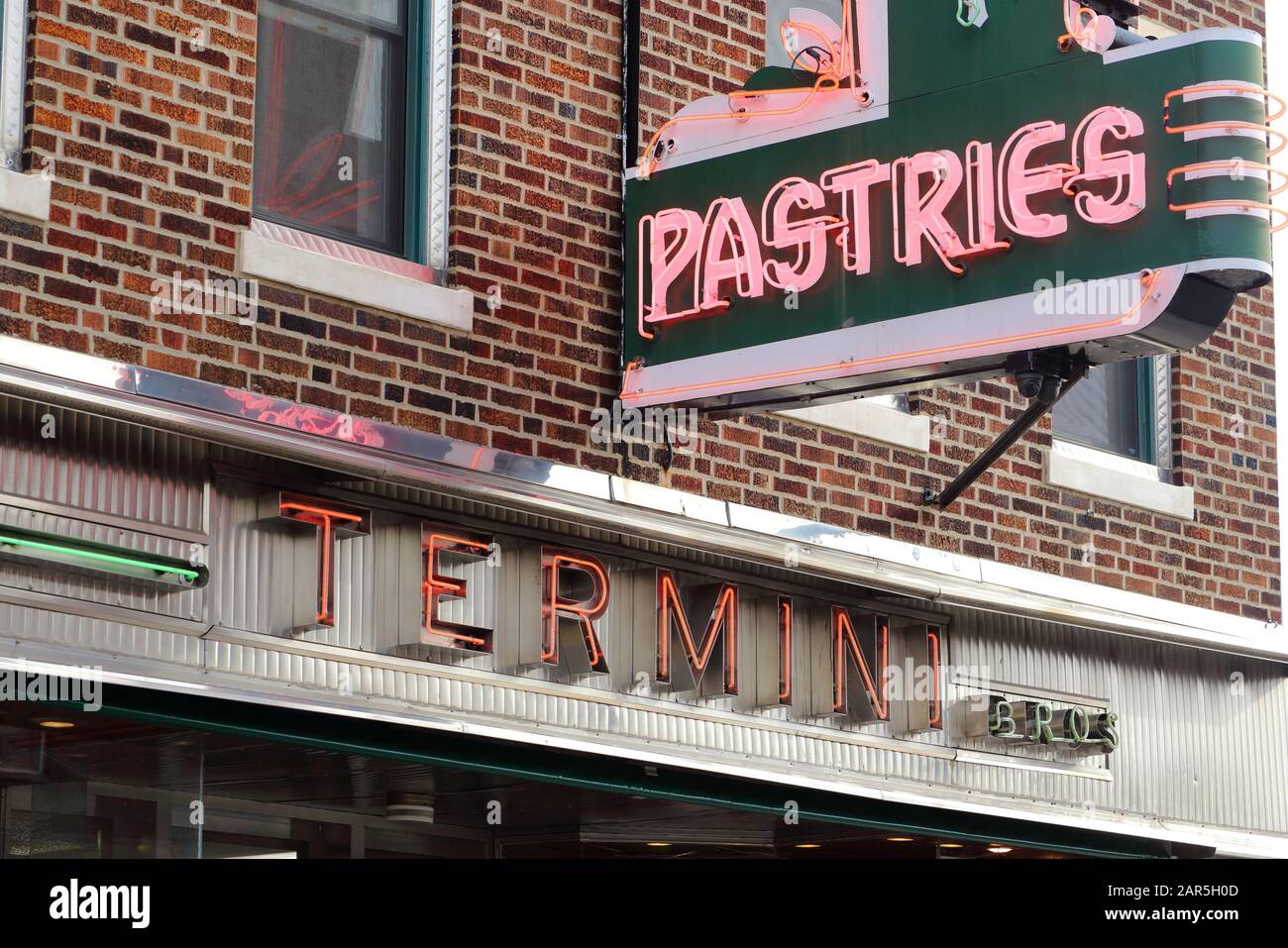 Termini Bros Bakery, 1523 S 8ème rue, Philadelphie, PA. Enseignes au néon d'une célèbre pâtisserie italienne américaine sur la place Passyunk Banque D'Images