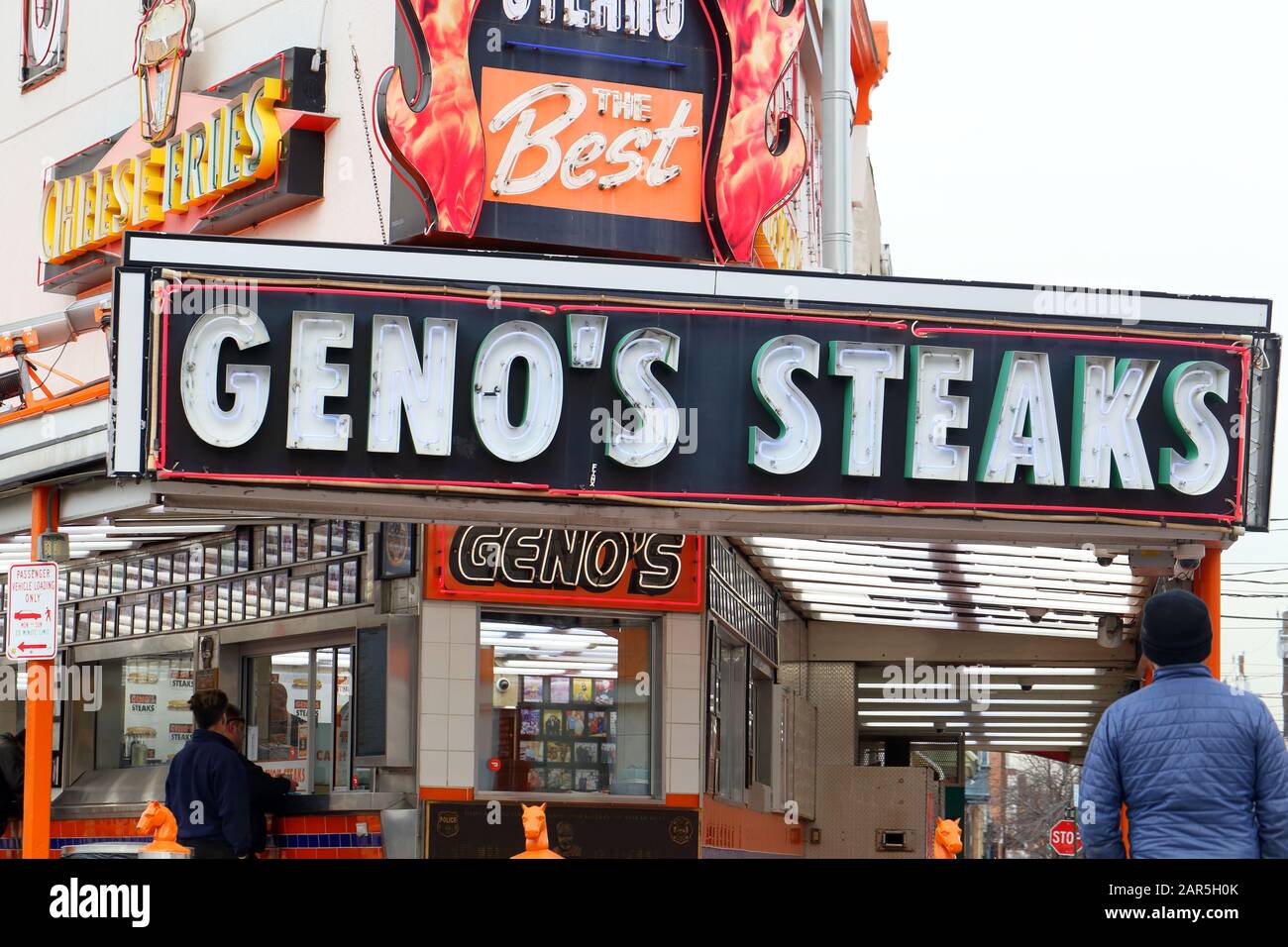 Geno's Steaks, 1219 S 9ème Street, Philadelphie, PA. Extérieur d'un restaurant cheesesteak sur Passyunk Square. Banque D'Images