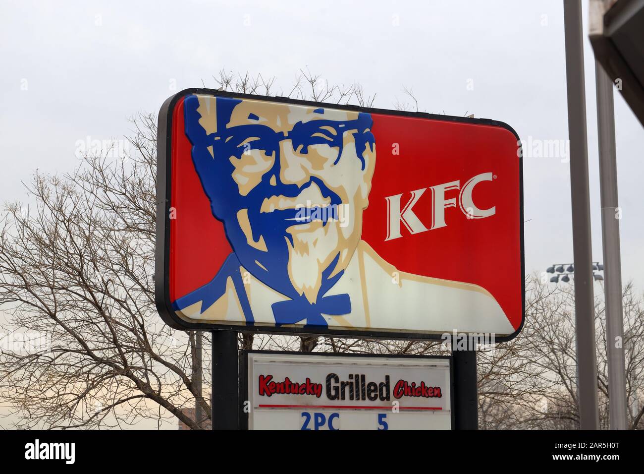 Signalisation pour KFC sur fond urbain et coucher du soleil. Banque D'Images