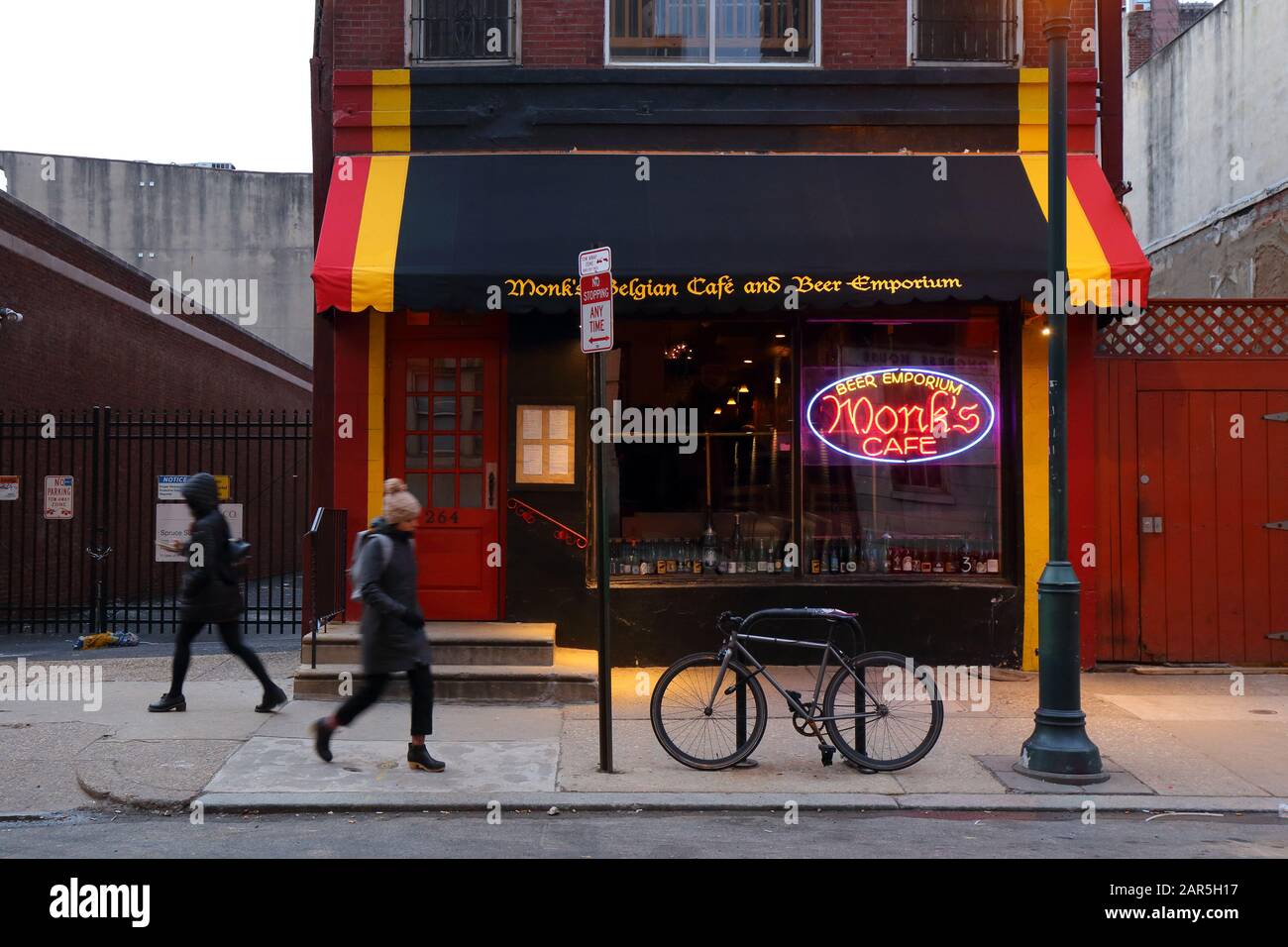 Monk's Cafe, 264 S 16ème Street, Philadelphie, PA. Façade de la brasserie belge avec une carte de bières très complète sur la place Rittenhouse. Banque D'Images