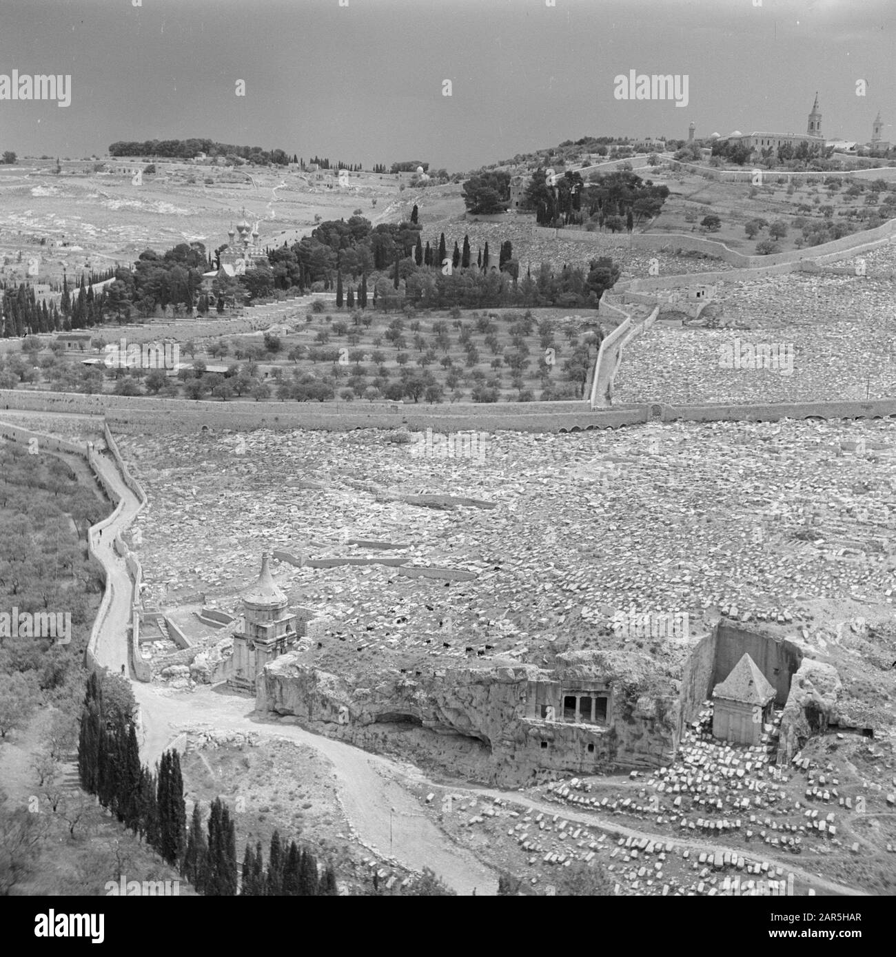 Israël 1948-1949 Jérusalem. Vue sur le Kedrondal et le Mont d'Ovives avec sous La Voie de la capture, cimetières avec les monuments de Zecariah et Bene Hesir et à mi-chemin de la colline l'église orthodoxe russe Mary Magdalene Date: 1948 lieu: Gethsémané, Israël, Jérusalem, Mont d'Ovives, Russie, kedrondal mots clés: Cimetières, arbres, Christianisme, collines, édifices religieux, dômes, paysages, monuments, clôtures, vallées, routes Banque D'Images