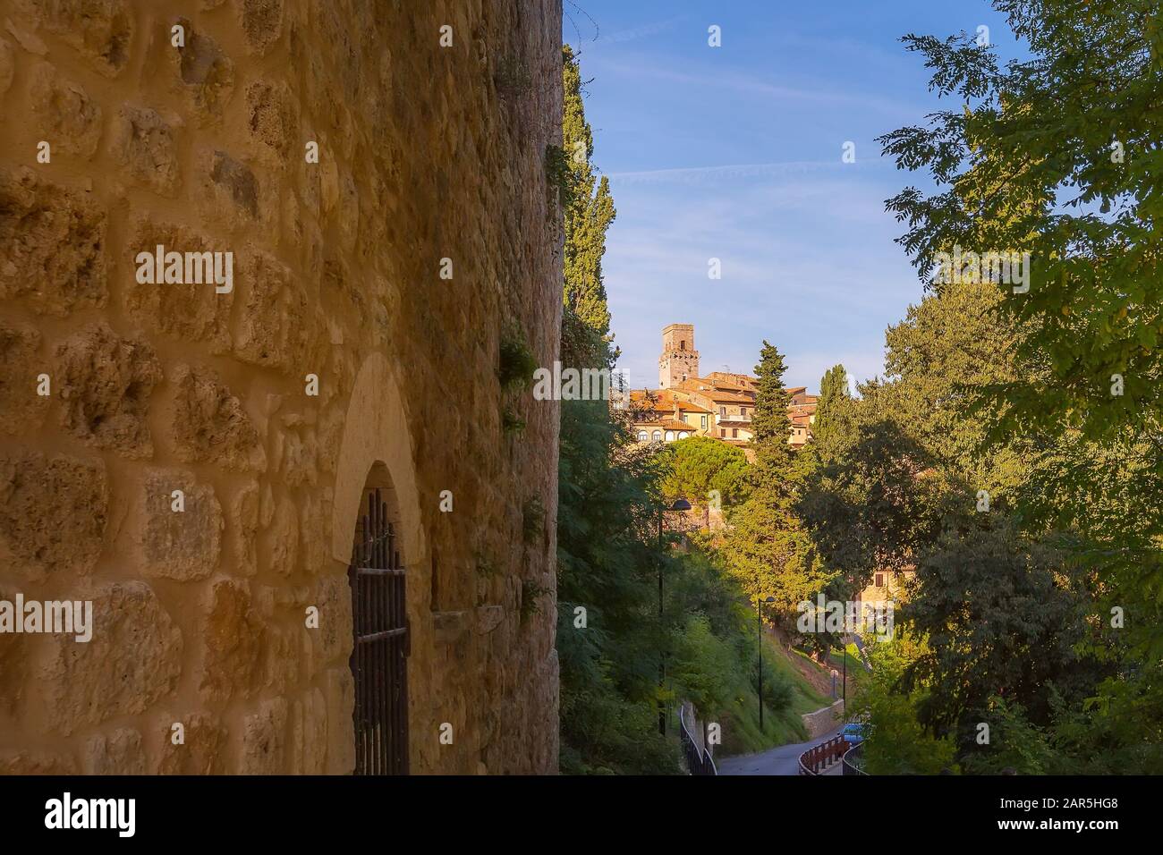 San Gimignano, Toscane, Italie vieux mur et tour de medeival dans la ville toscane typique Banque D'Images